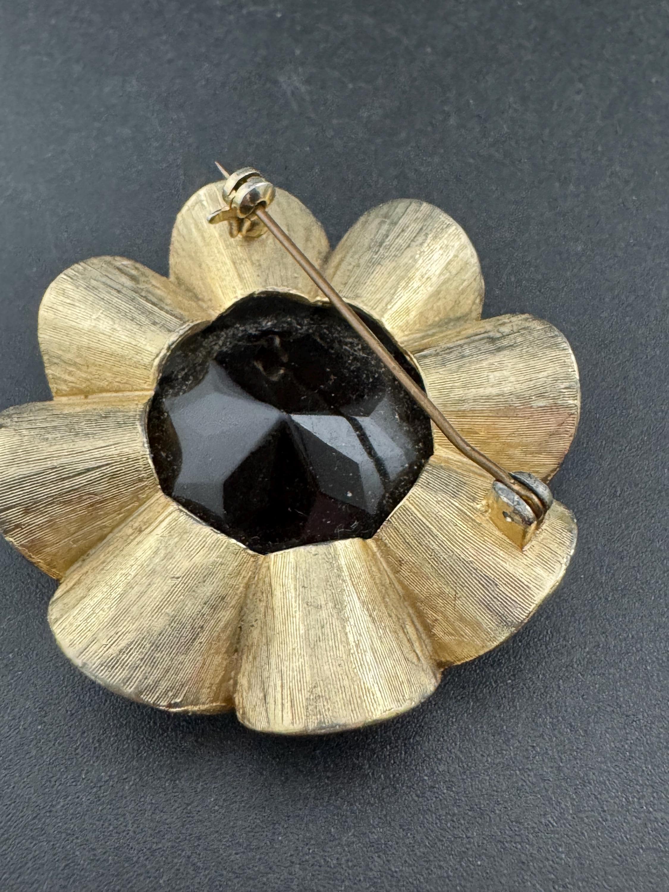 Vintage oversized chunky gold tone brooch with large brown cognac glass cabochon