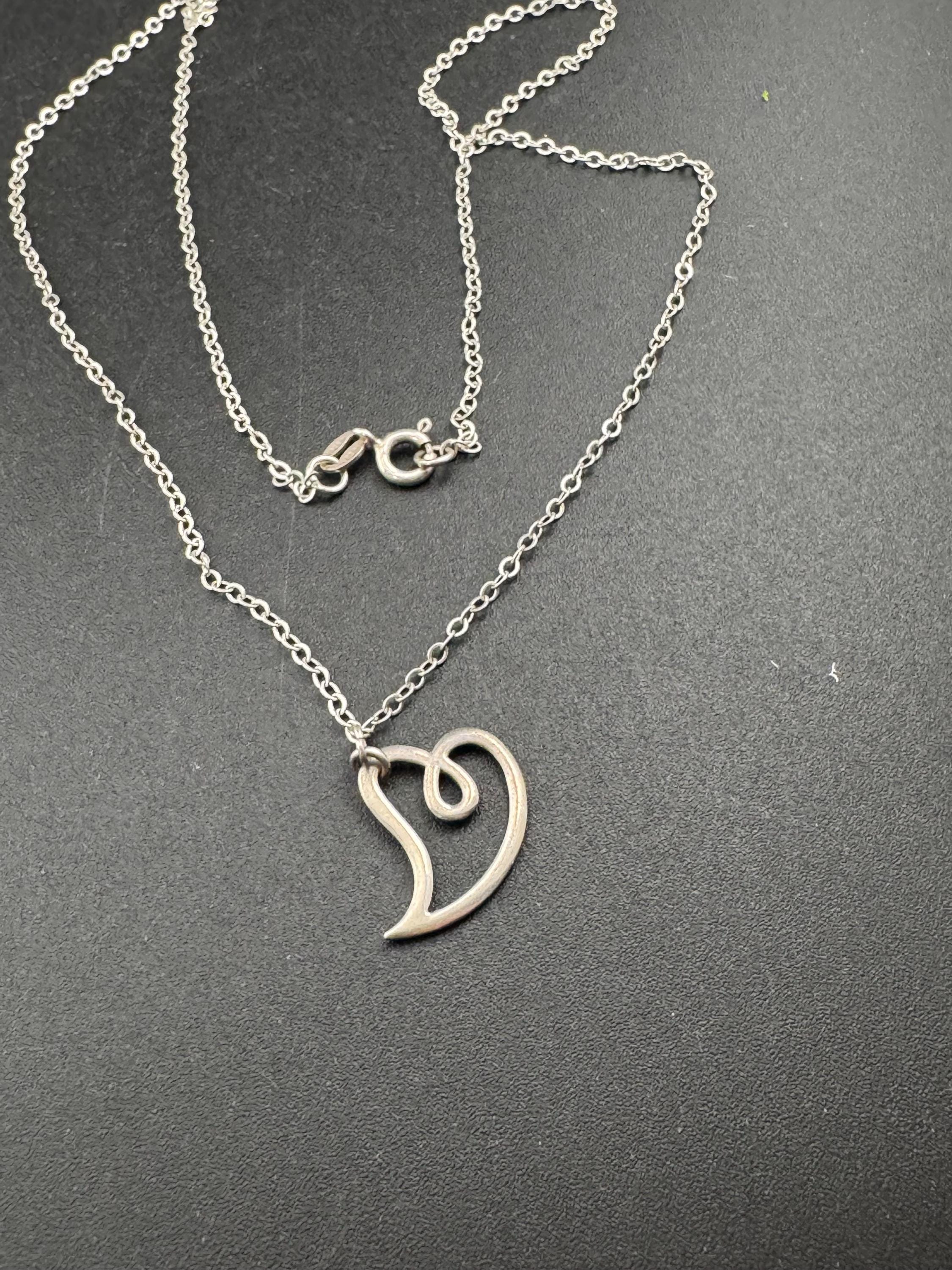 925 Sterling silver vintage dainty heart pendant on a 46cm chain necklace 2.2 grams