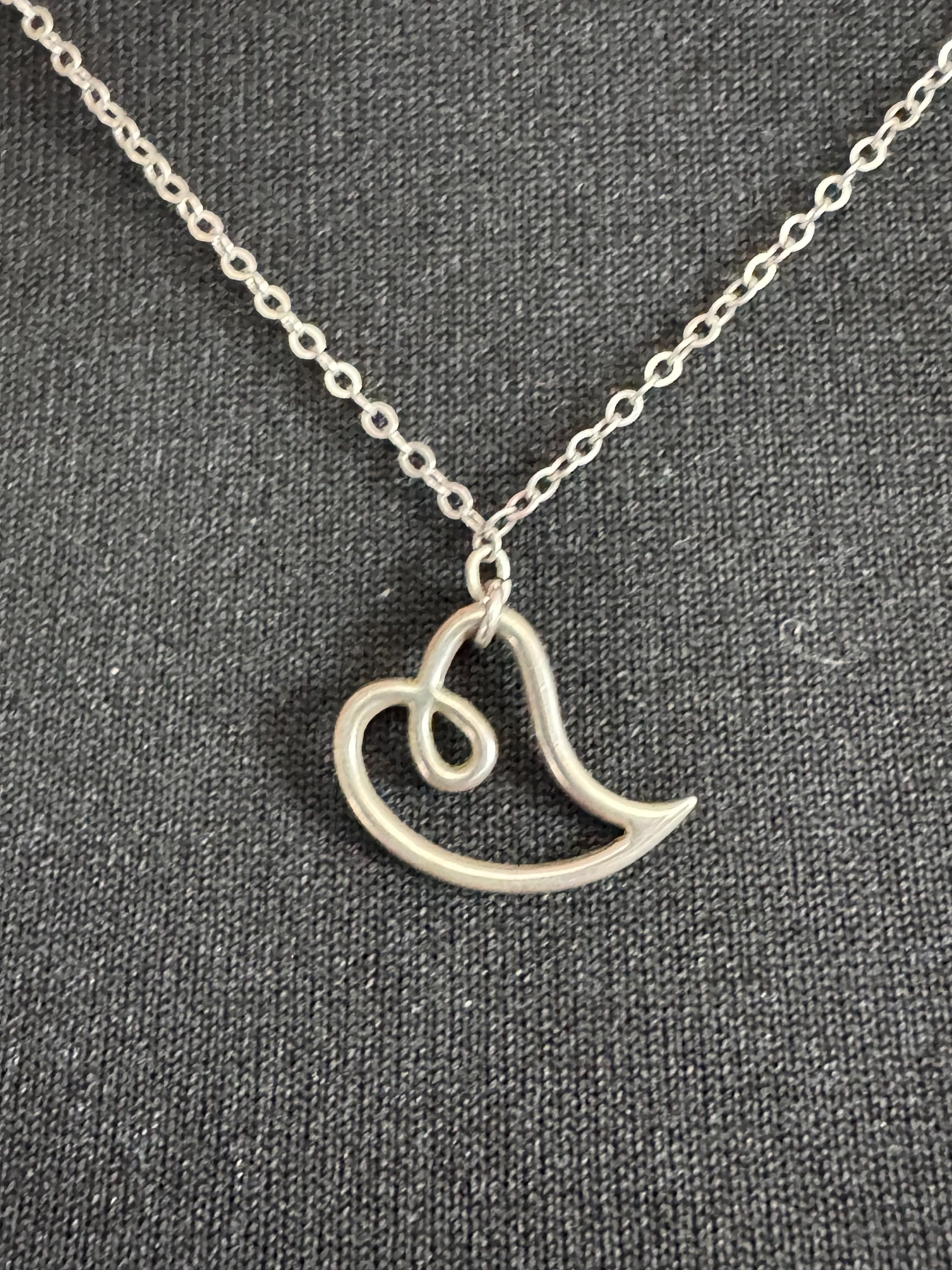 925 Sterling silver vintage dainty heart pendant on a 46cm chain necklace 2.2 grams