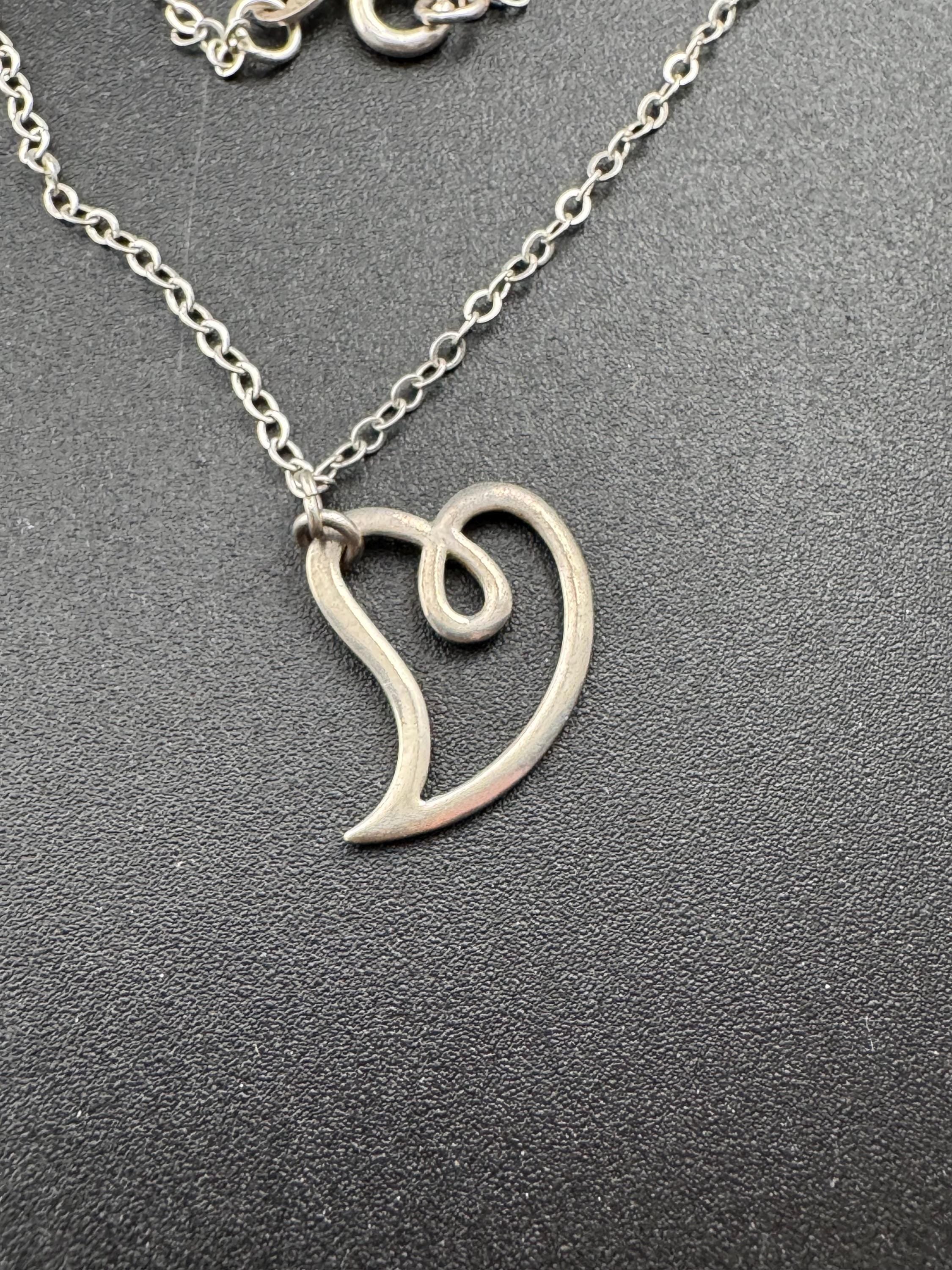 925 Sterling silver vintage dainty heart pendant on a 46cm chain necklace 2.2 grams