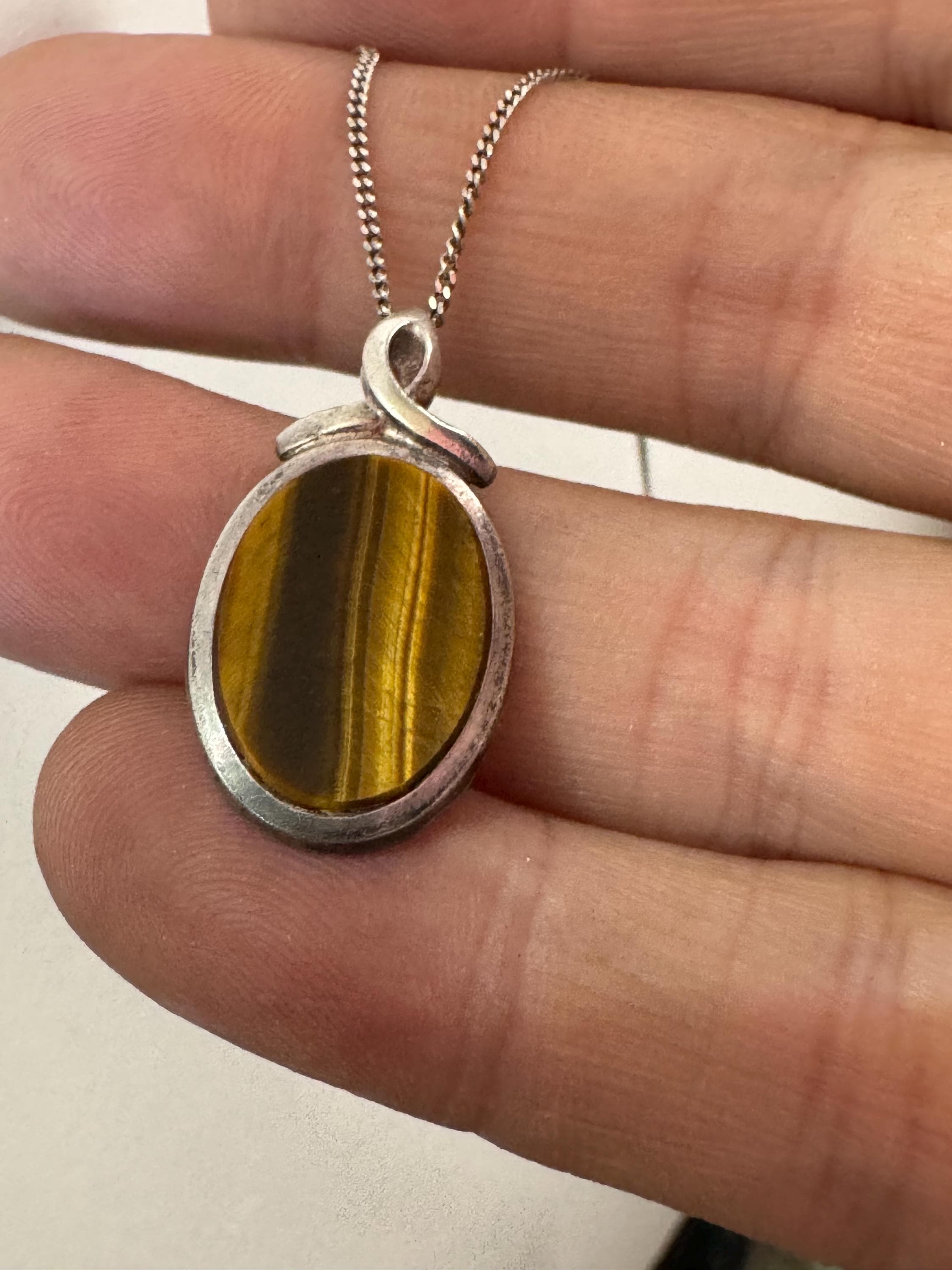 Solid silver tigerseye dainty oval gemstone pendant necklace on 46cm chain 1970s weighs 5.2 grams
