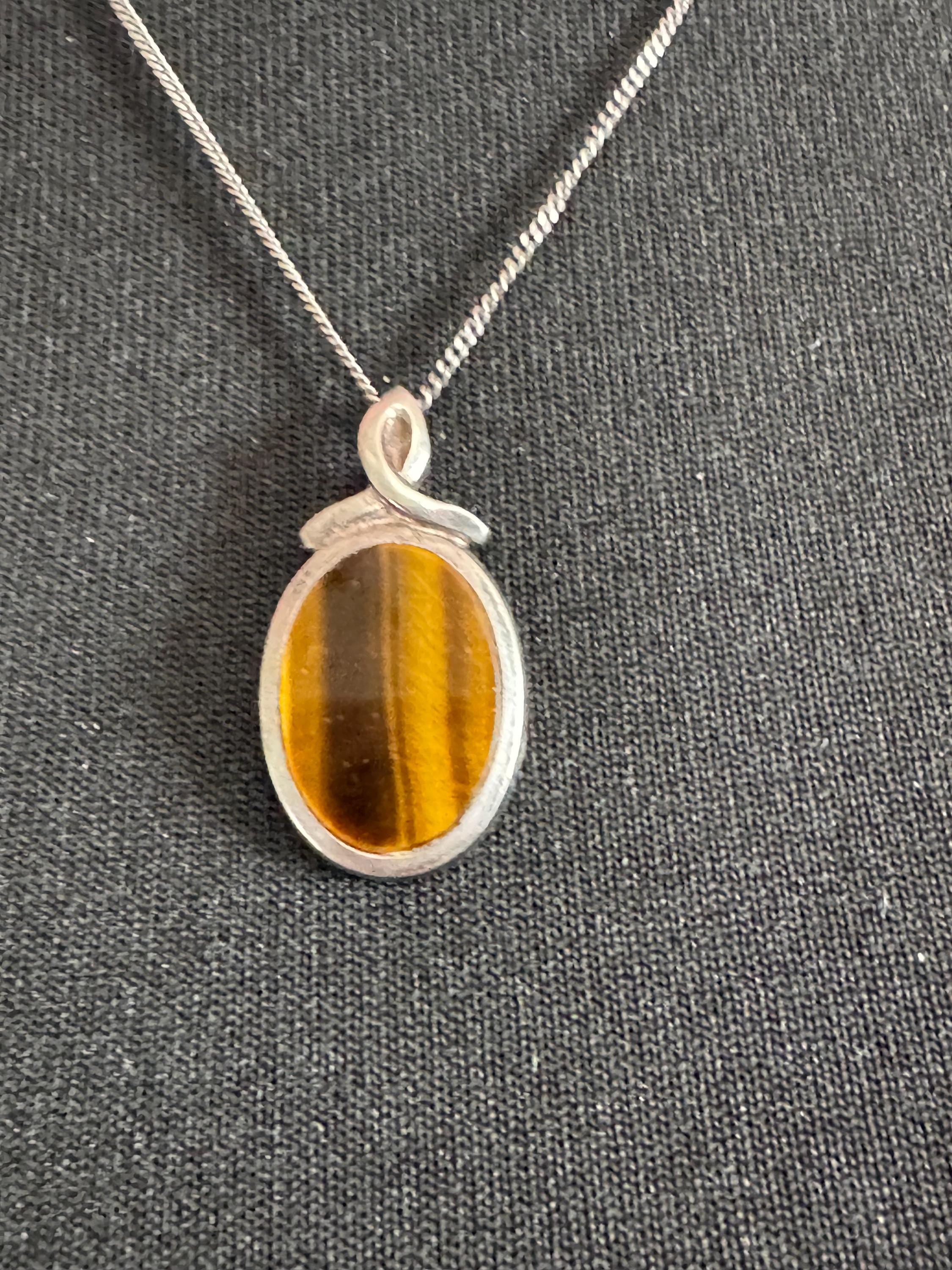 Solid silver tigerseye dainty oval gemstone pendant necklace on 46cm chain 1970s weighs 5.2 grams