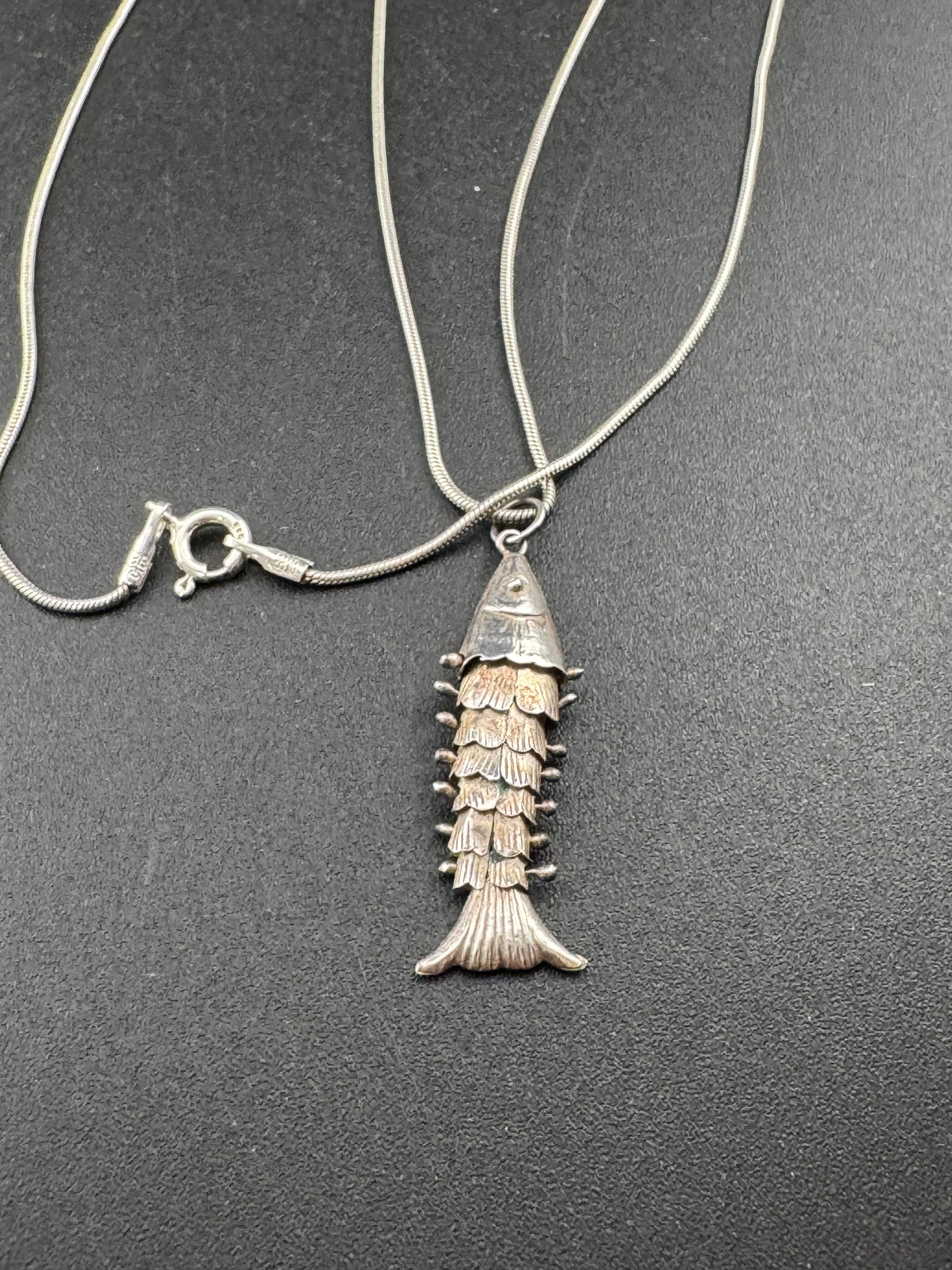 Vintage 925 Sterling Silver articulated fish pendant necklace on a 42cm snake chain