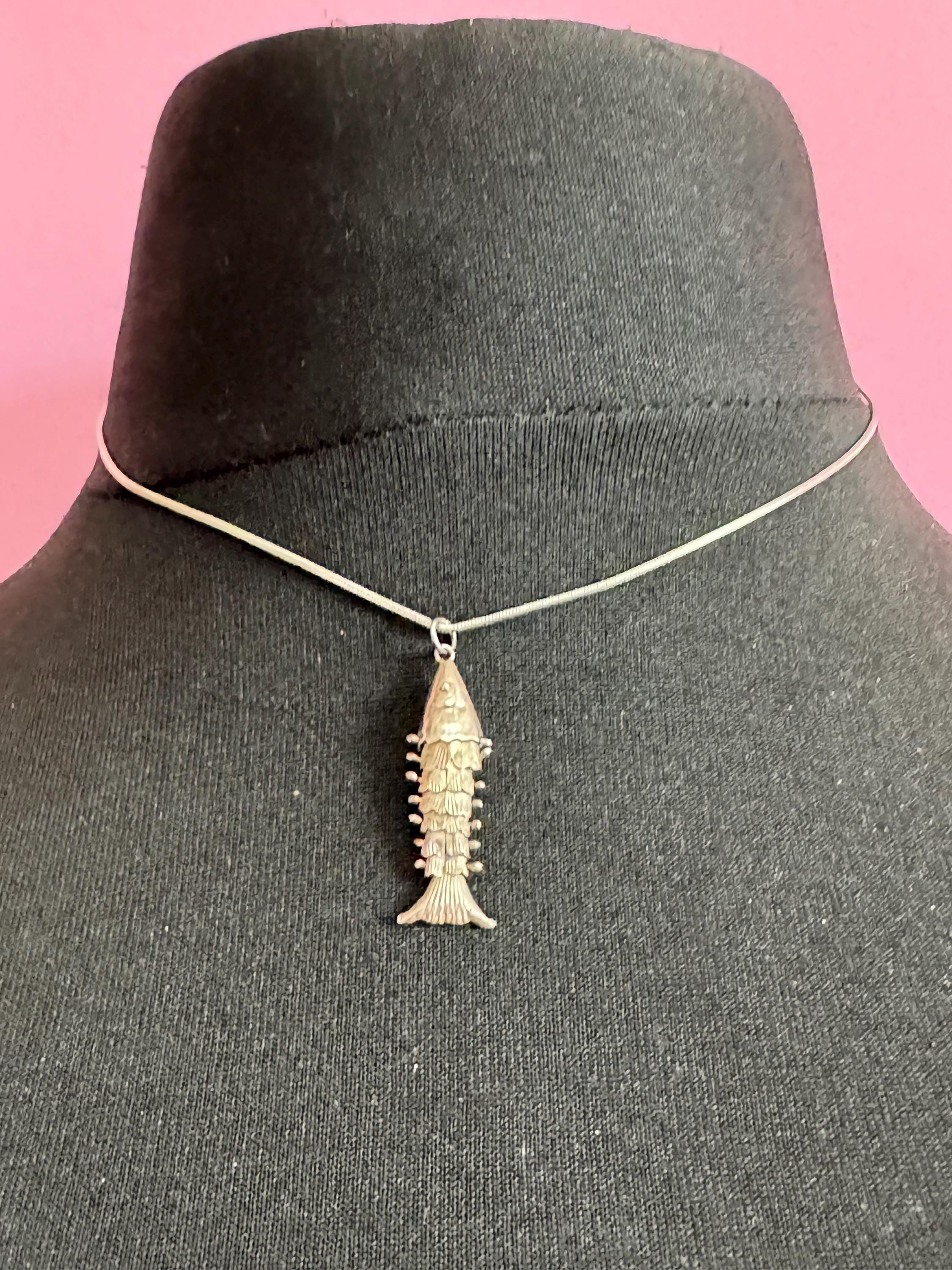 Vintage 925 Sterling Silver articulated fish pendant necklace on a 42cm snake chain