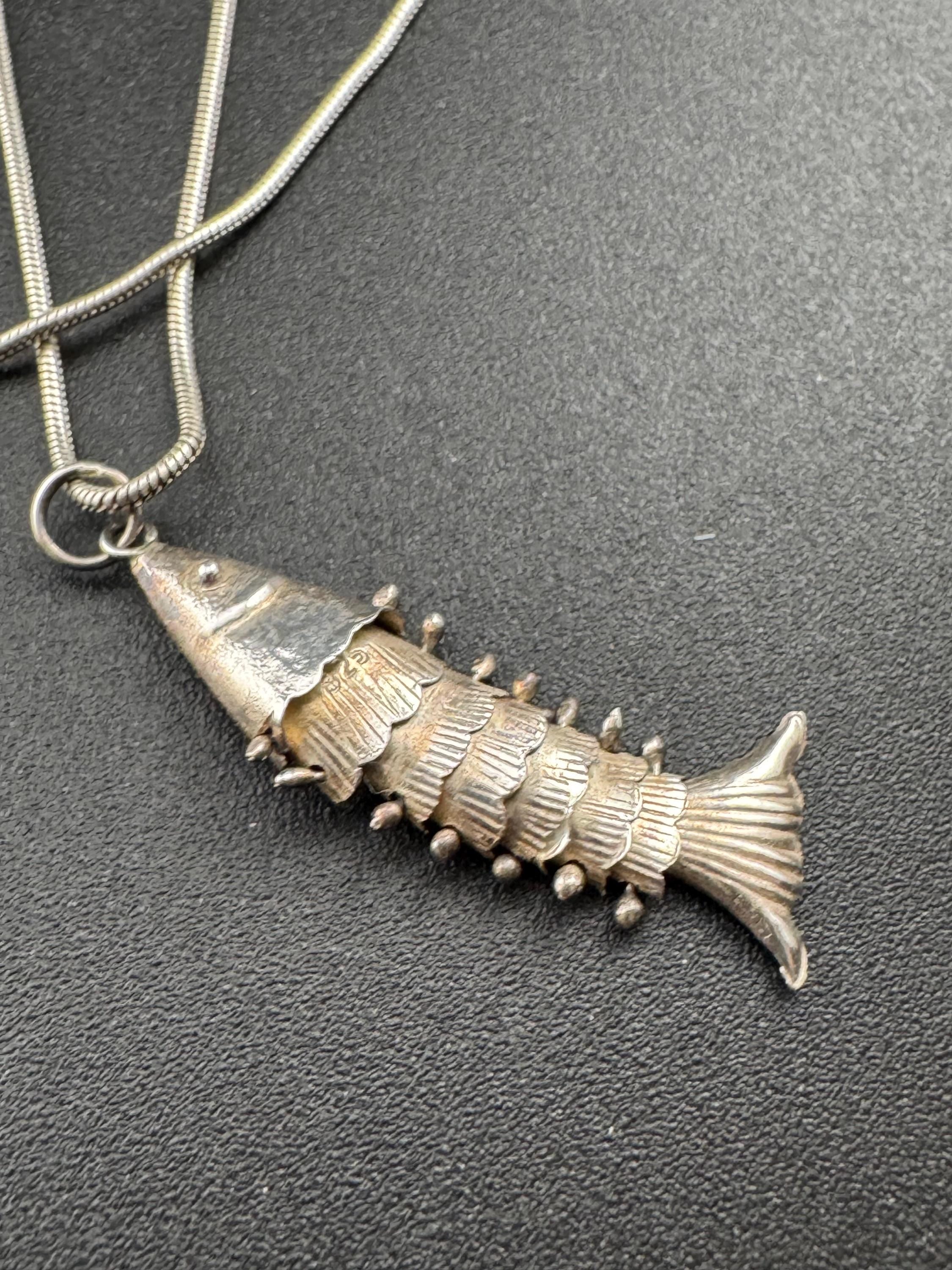 Vintage 925 Sterling Silver articulated fish pendant necklace on a 42cm snake chain