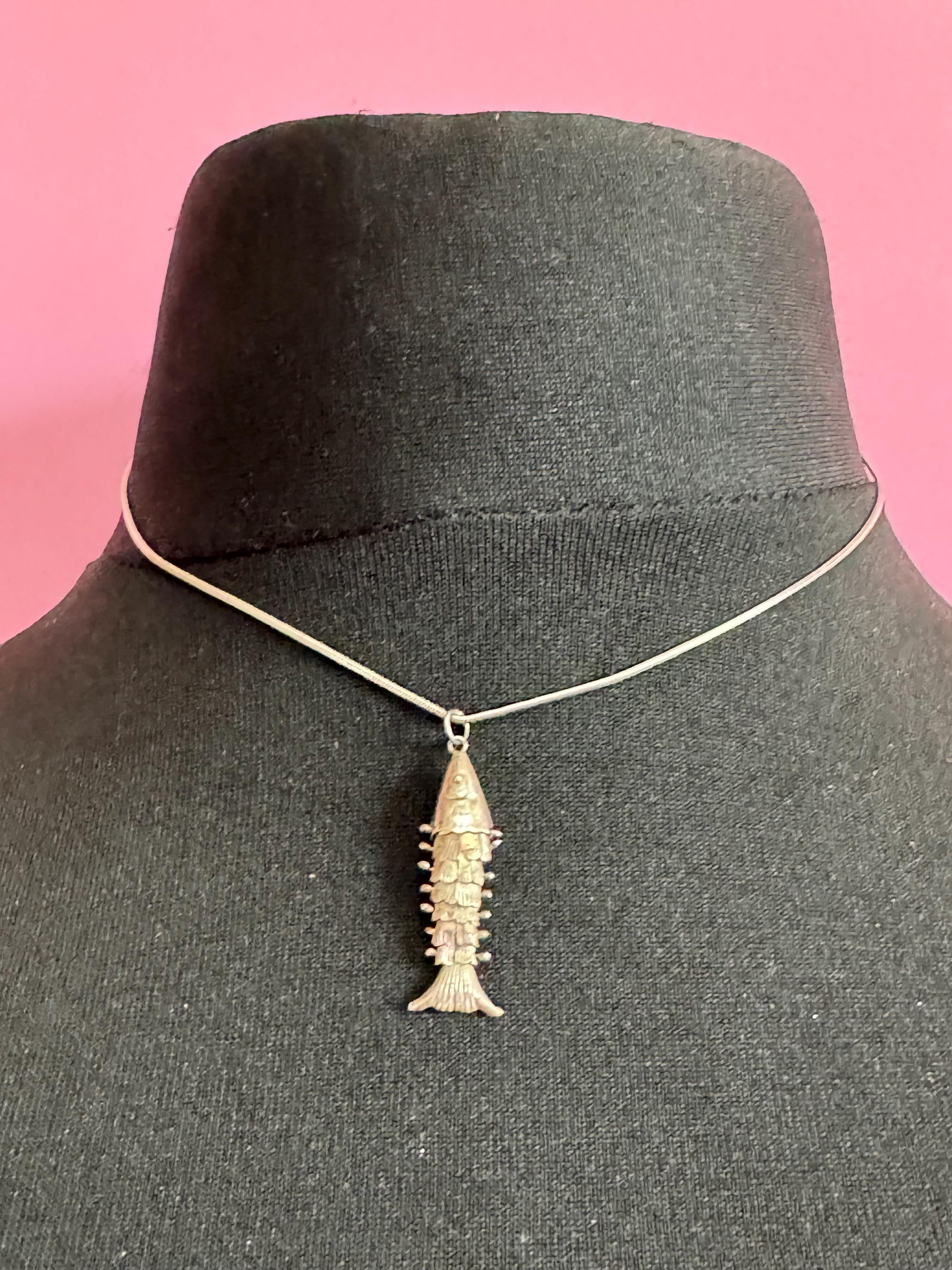Vintage 925 Sterling Silver articulated fish pendant necklace on a 42cm snake chain