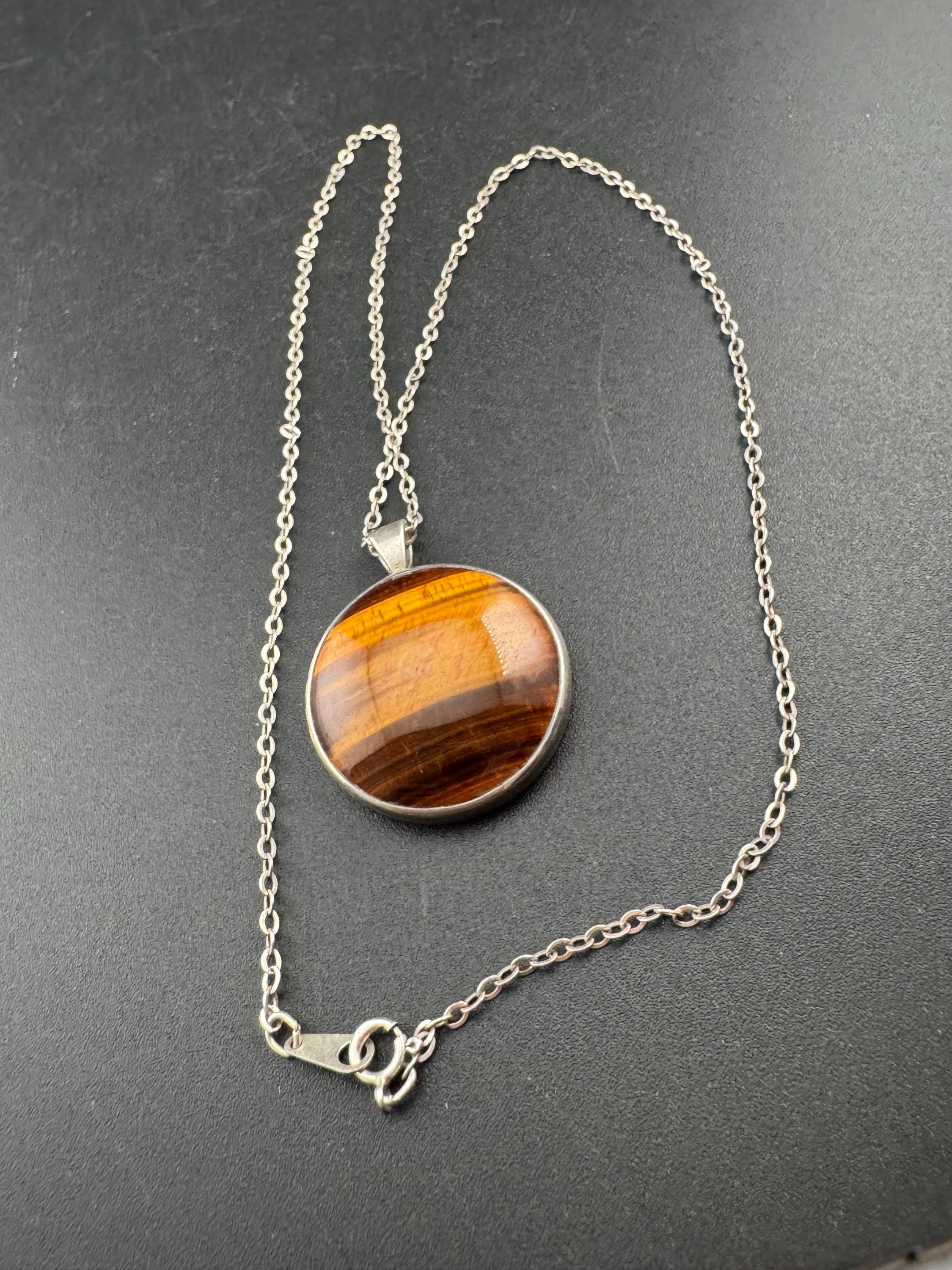 Solid silver tigerseye round gemstone 3cm pendant necklace on 45cm chain 1970s weighs 9.6 grams