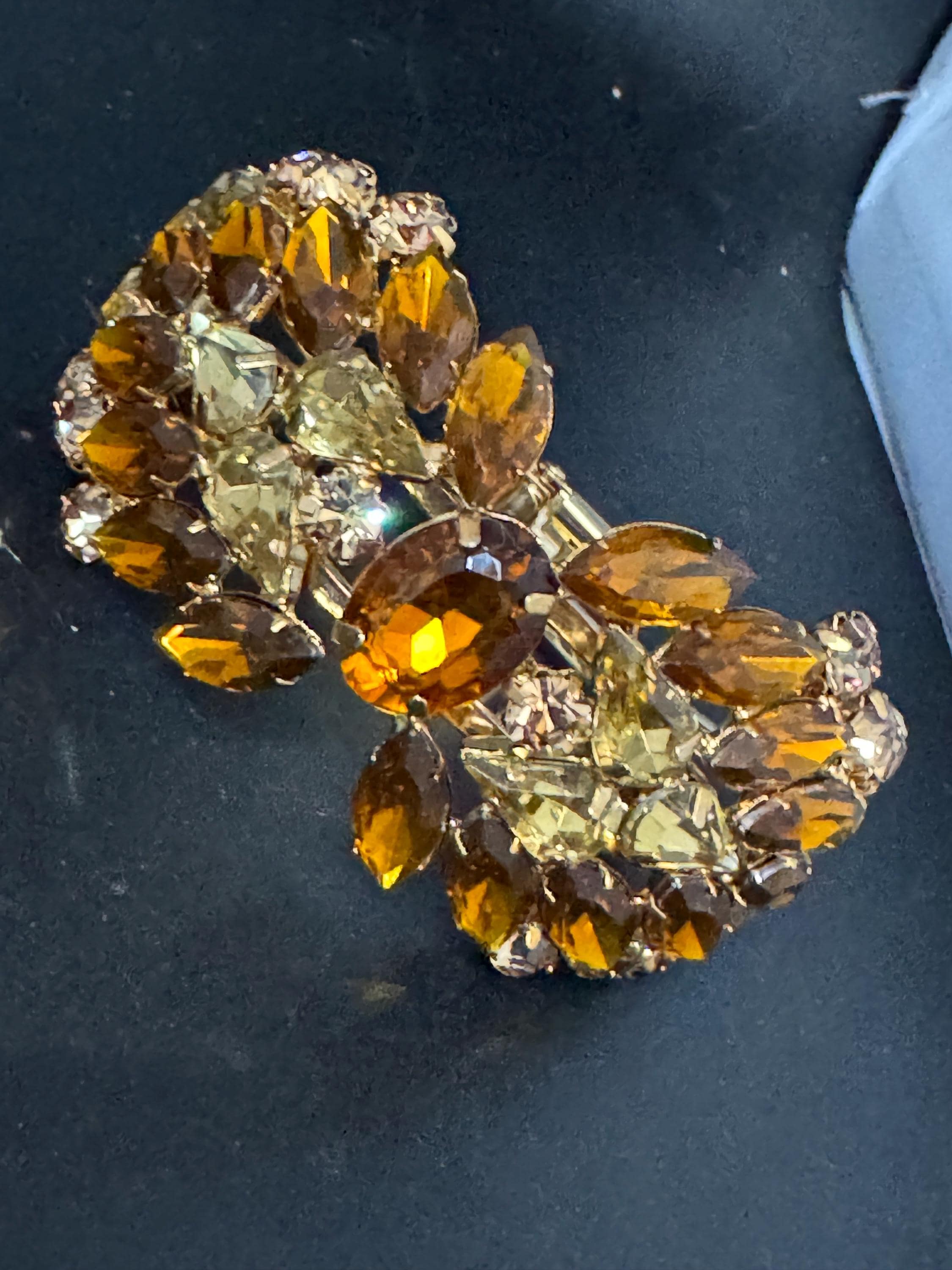 Uranium UV glass brown cognac glass rhinestone hinged bangle, gold tone 50s
