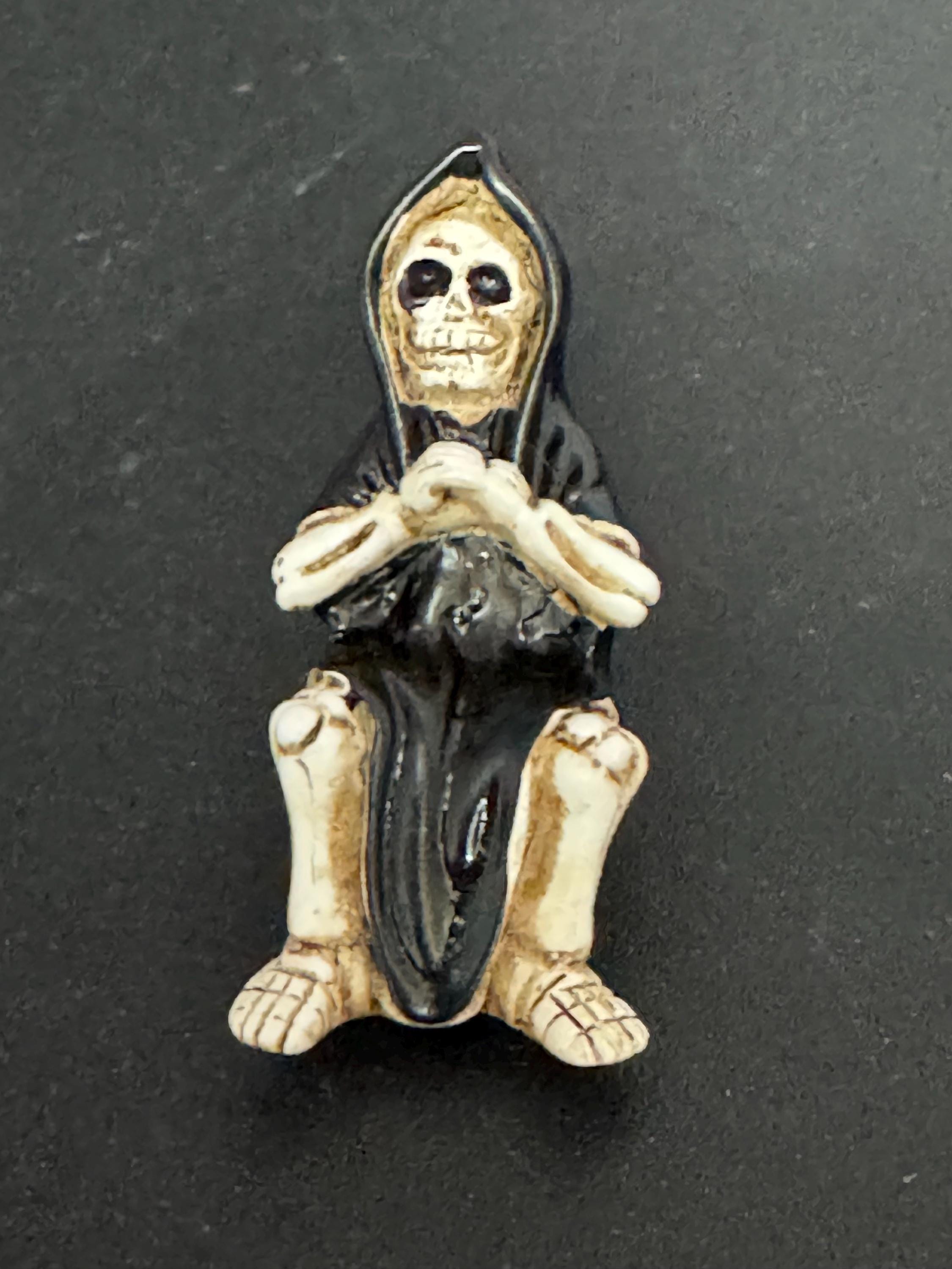 Miniature spooky Halloween skeleton grim reaper cake topper decorations, craft scenery, reusable plastic