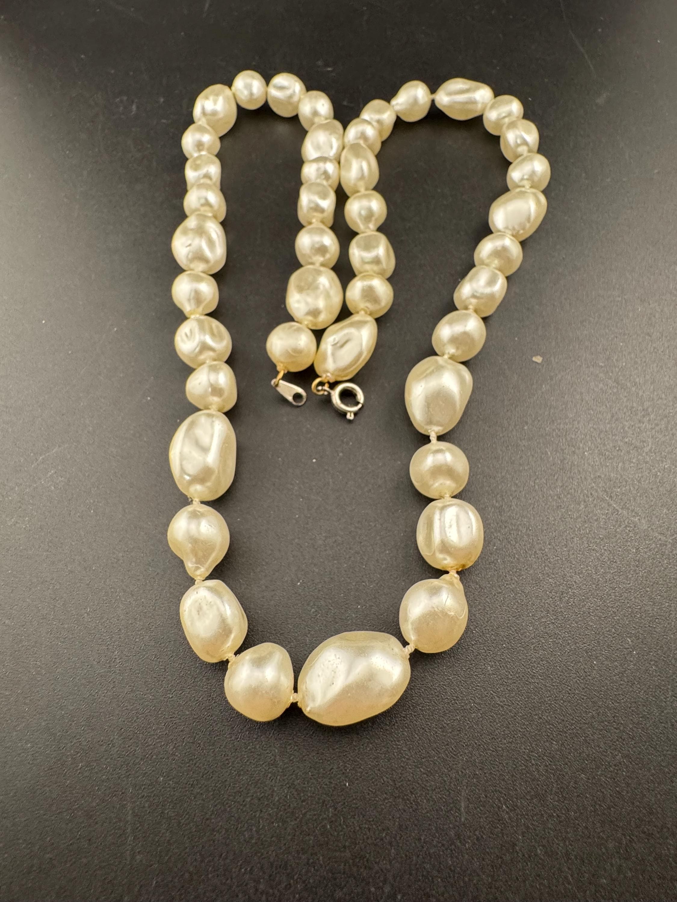 Retro chunky 63cm long lightweight plastic beaded white faux pearl layering necklace