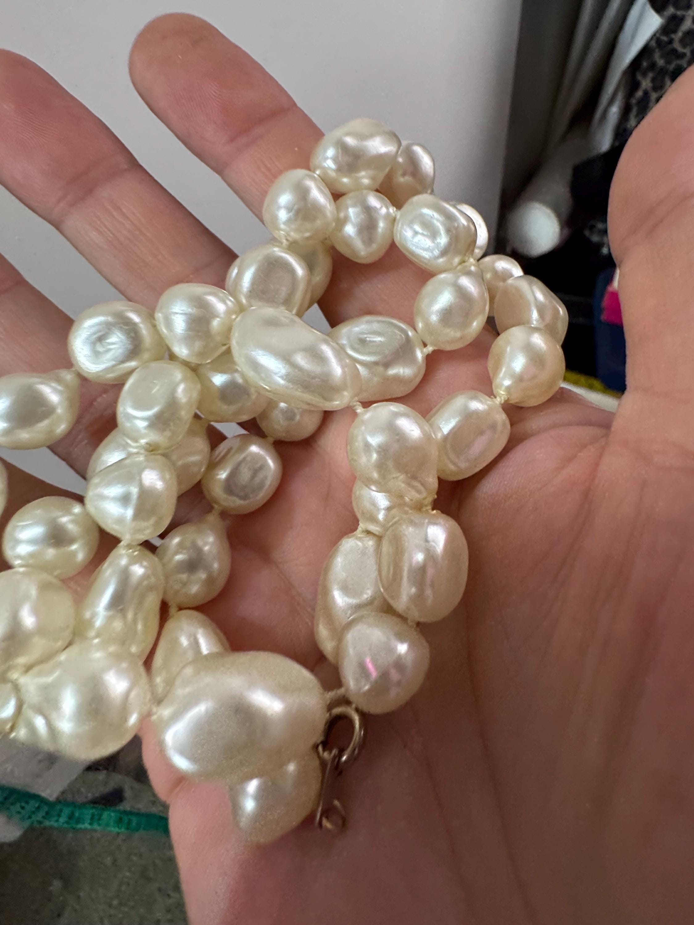 Retro chunky 63cm long lightweight plastic beaded white faux pearl layering necklace