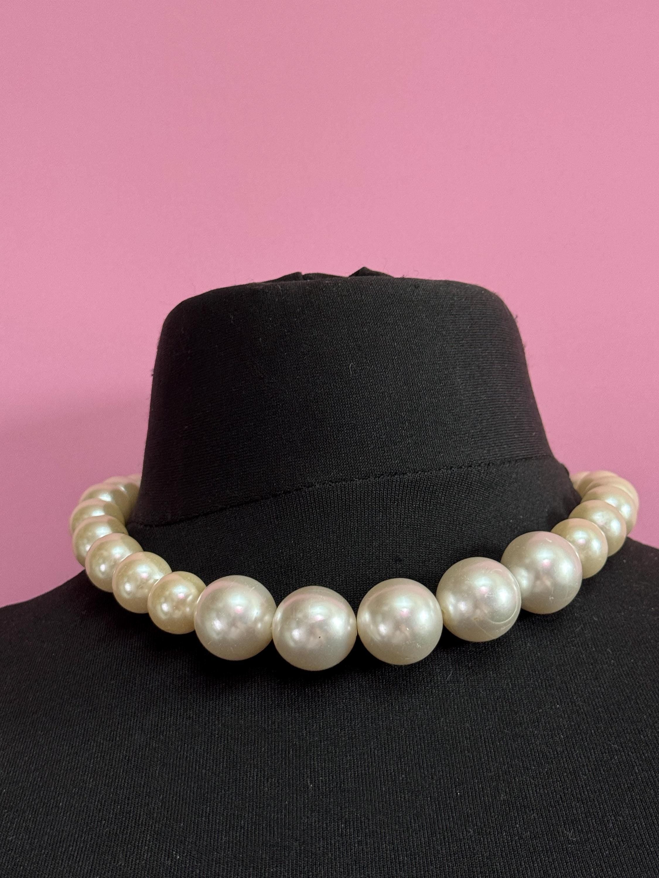 Vintage chunky 46 short 1.5cm  plastic beaded white faux pearl necklace with a gorgeous carved mother of pearl ornate clasp