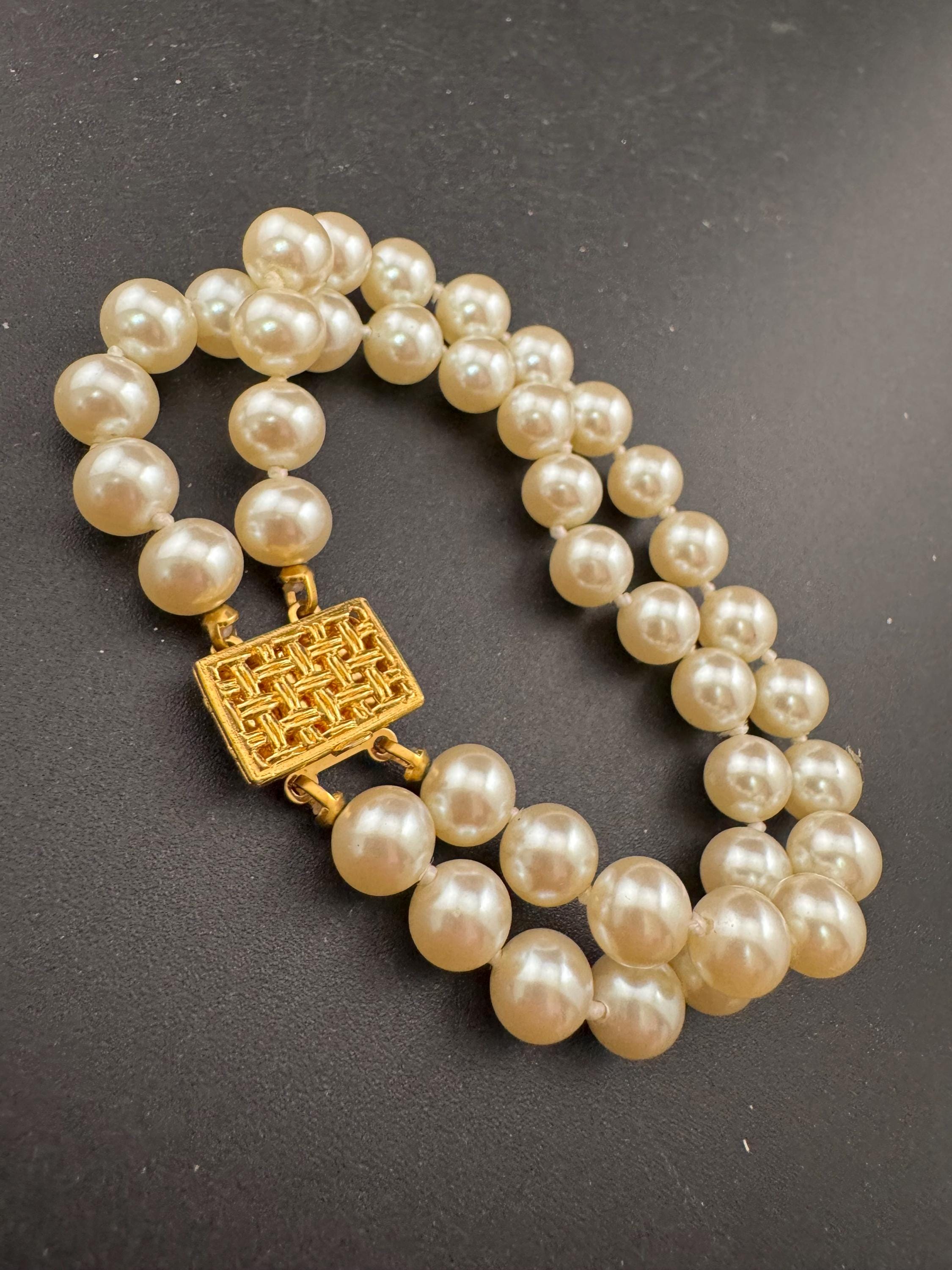 Vintage knotted faux glass pearl double Row gold tone cage clasp beaded bracelet 21cm
