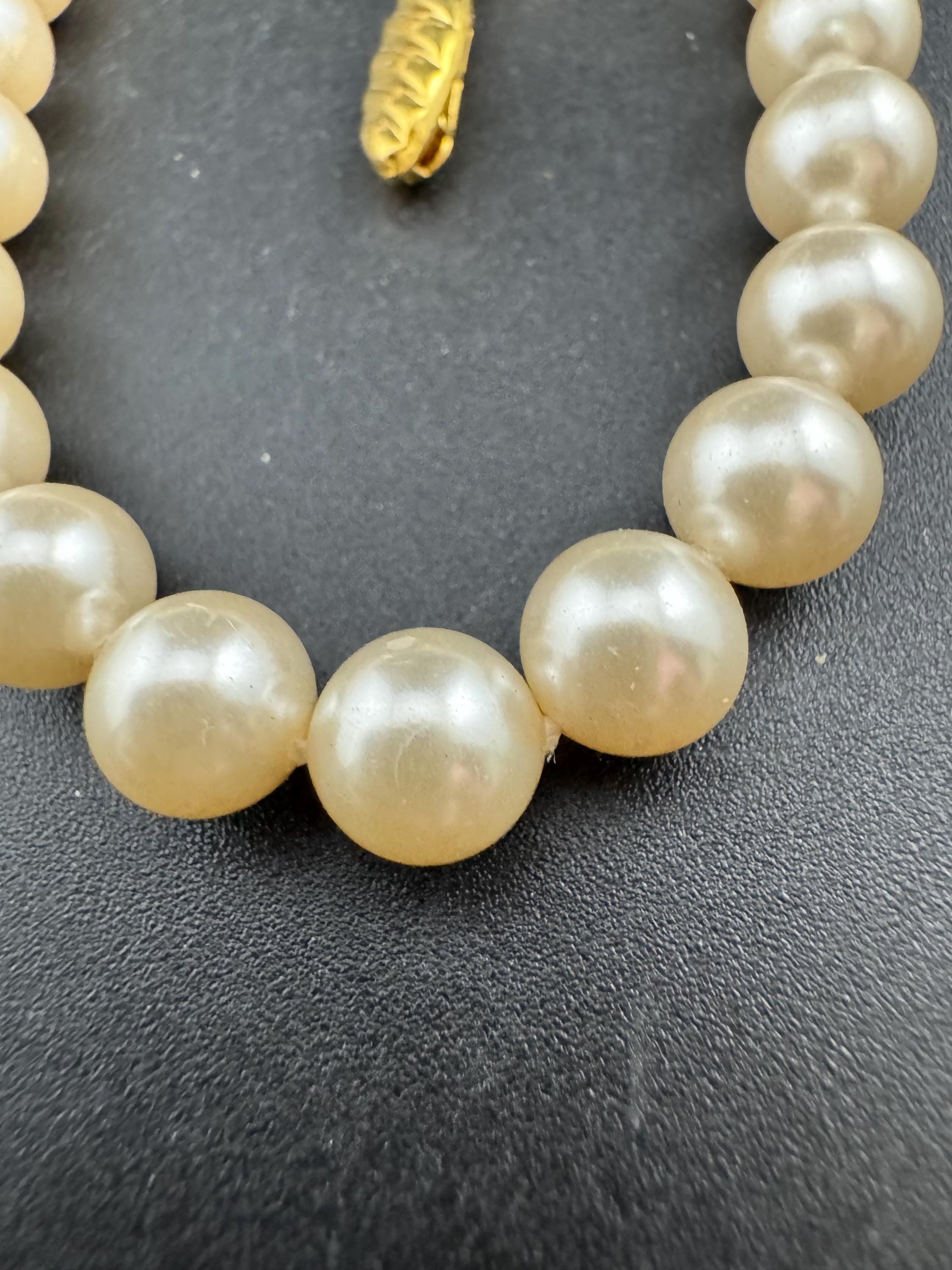 Vintage Classic cream glass pearl collar necklace,  individually knotted beads 45cm gold tone lovely condition