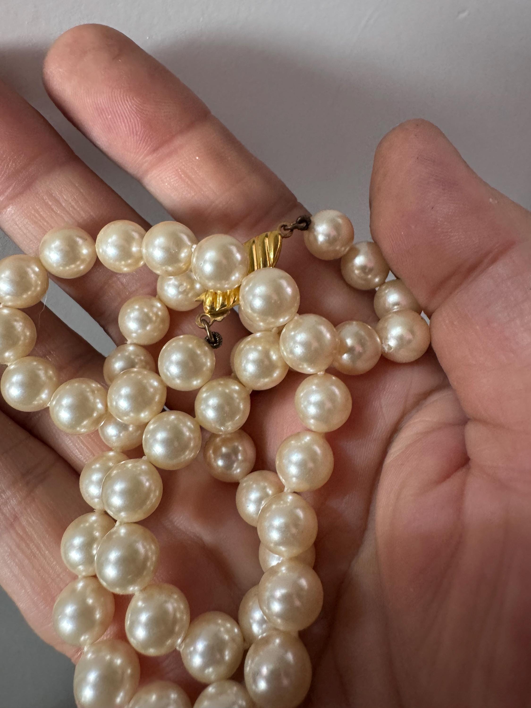 Vintage Classic cream glass pearl collar necklace,  individually knotted beads 45cm gold tone lovely condition