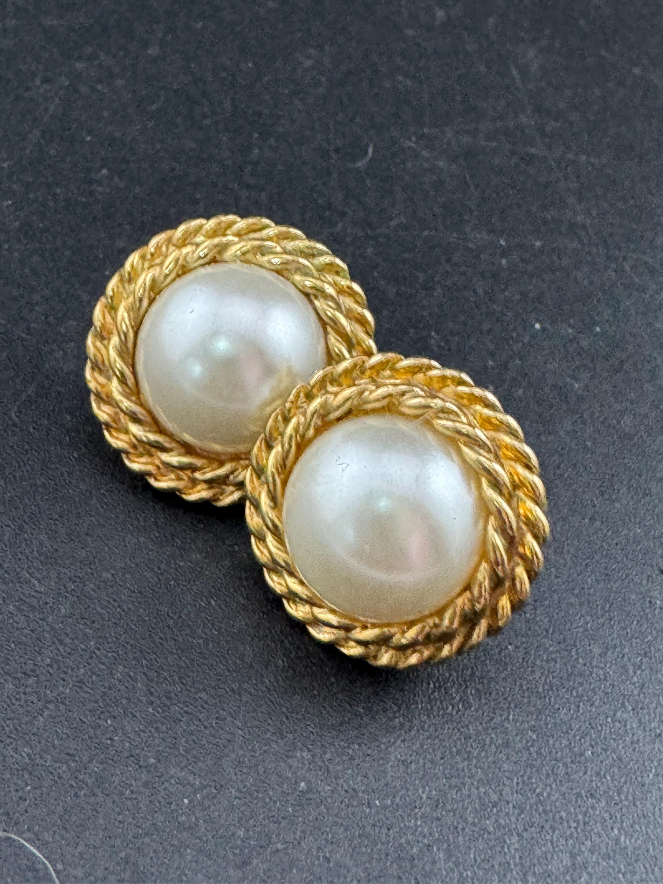 Vintage gold tone rope twist surround with modernist white faux pearl cabochon 2cm stud earrings for pierced ears