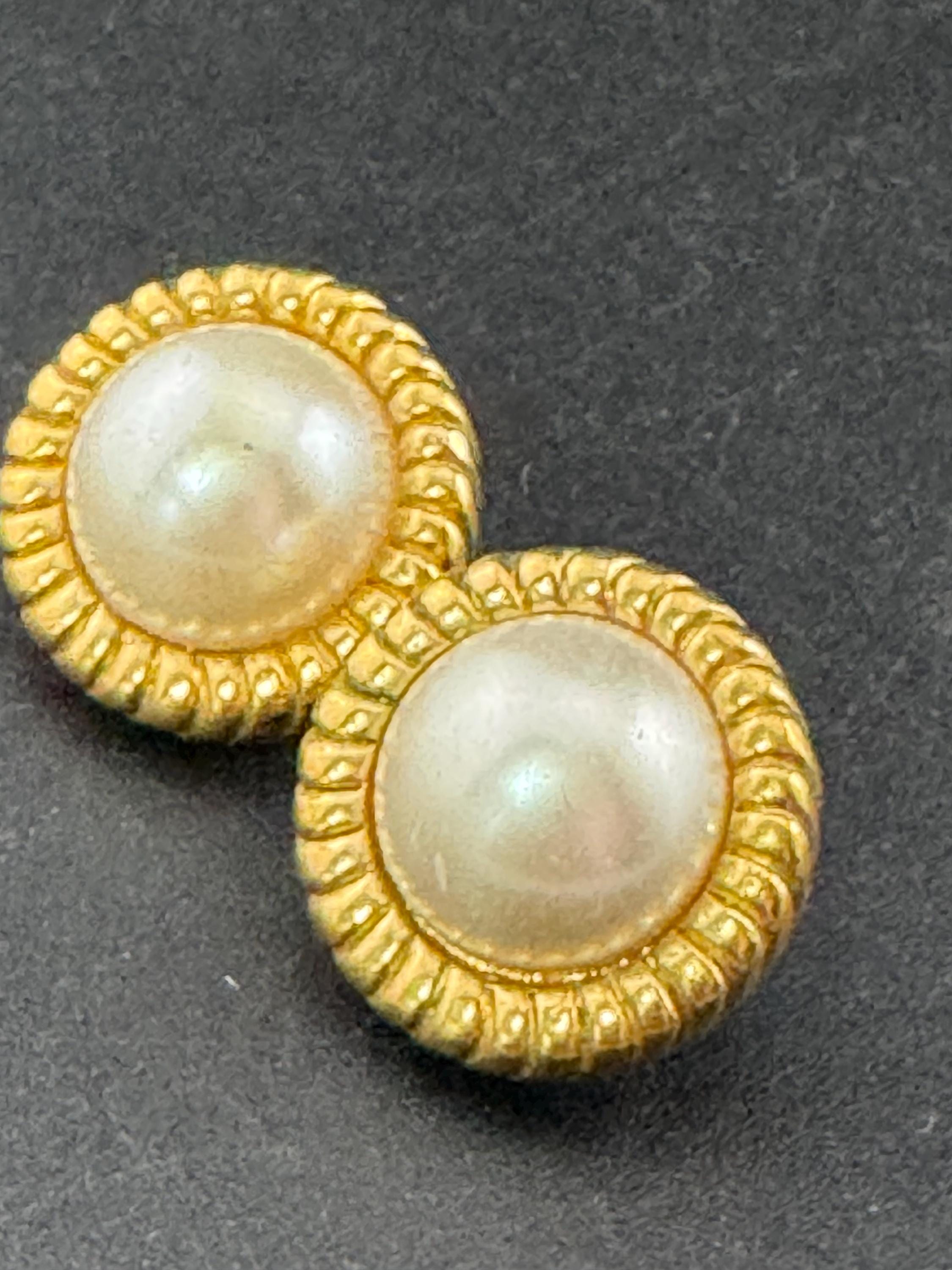 Vintage gold tone rope twist surround with modernist white faux pearl cabochon 2.2cm stud earrings for pierced ears