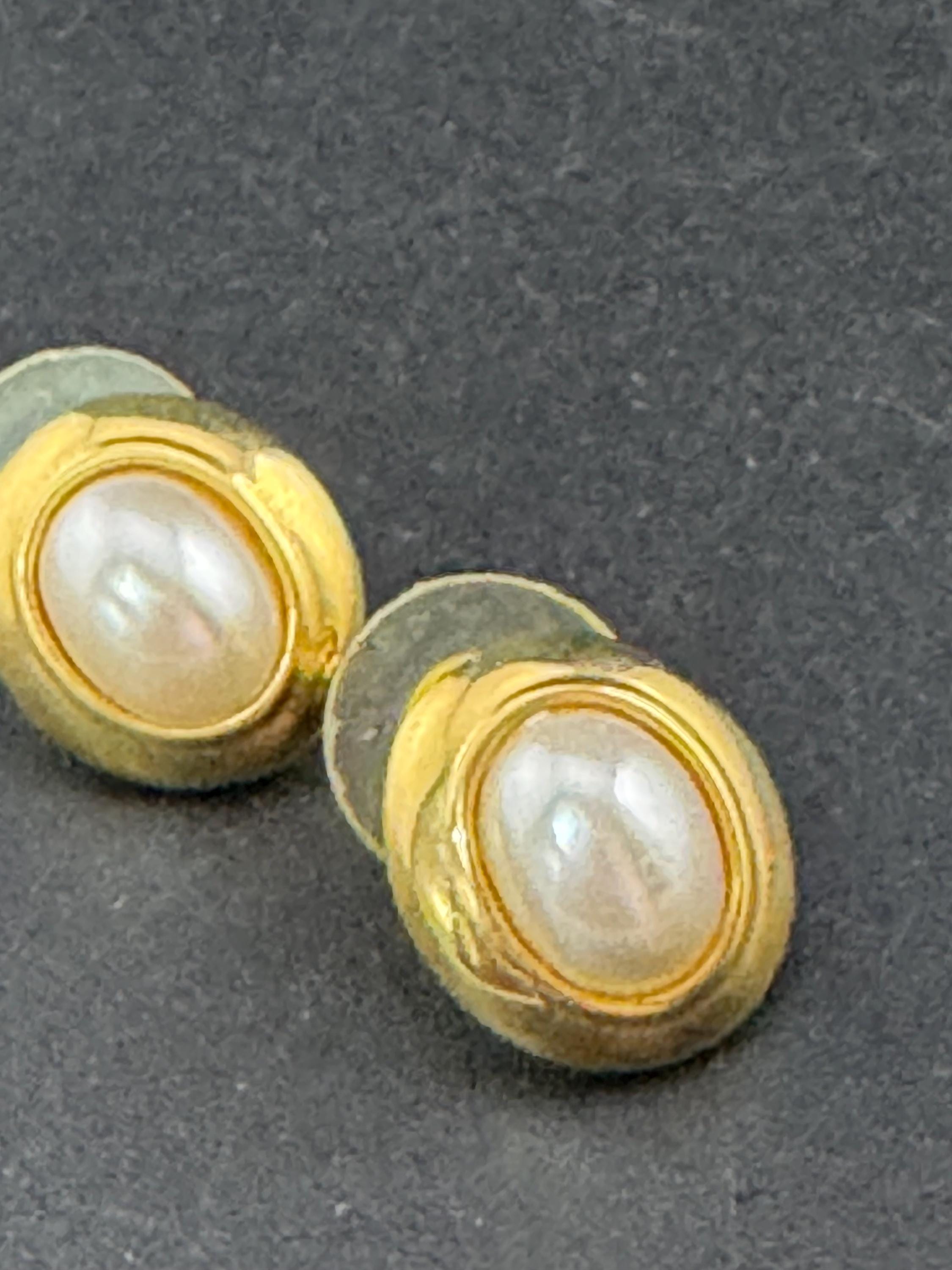 Vintage small dainty oval gold tone surround with modernist white faux pearl cabochon 1.5cm stud earrings for pierced ears