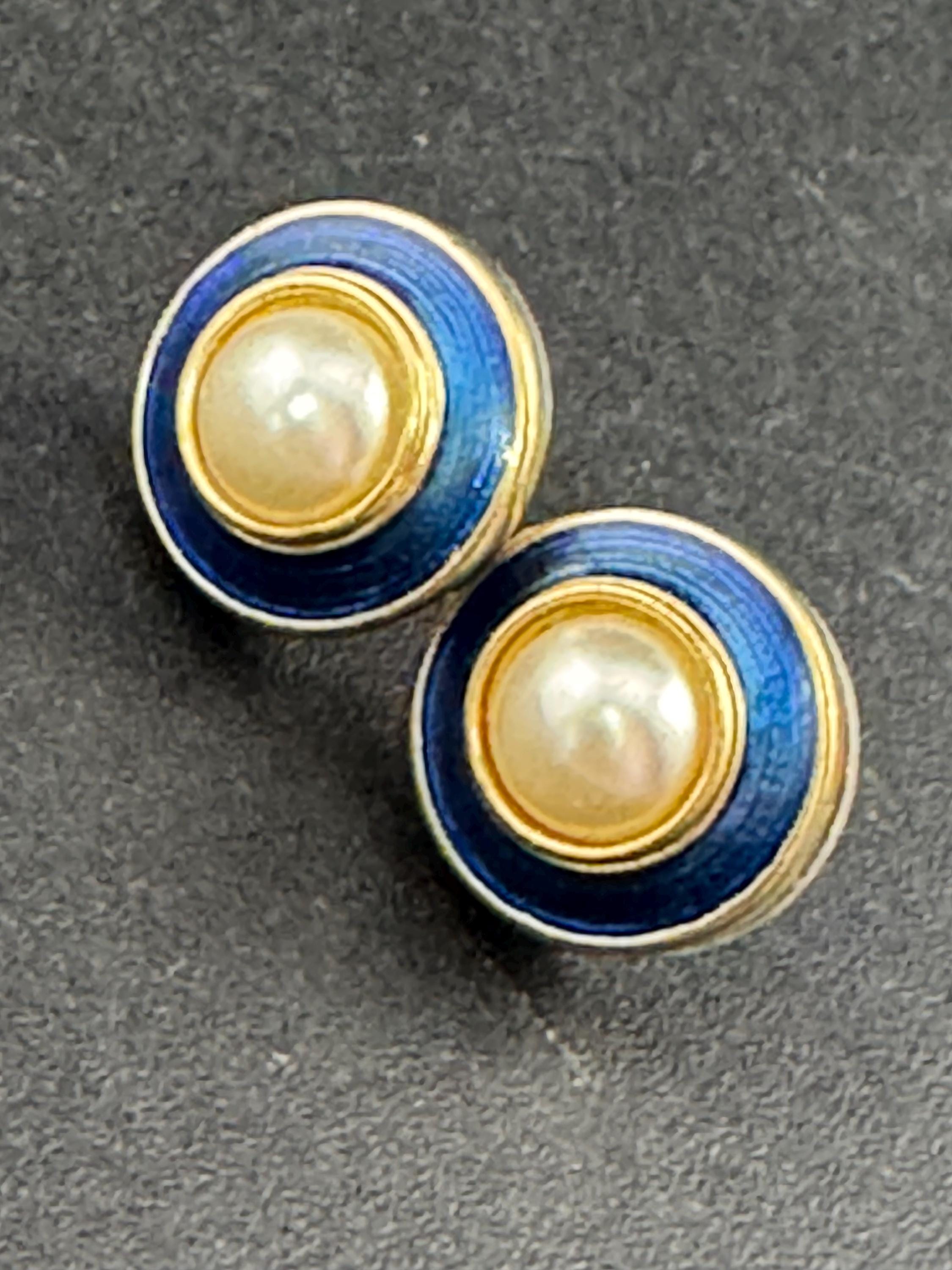 Vintage dainty small 1cm 1980s gold tone Blue enamel & faux Pearl round pair of stud earrings for pierced ears