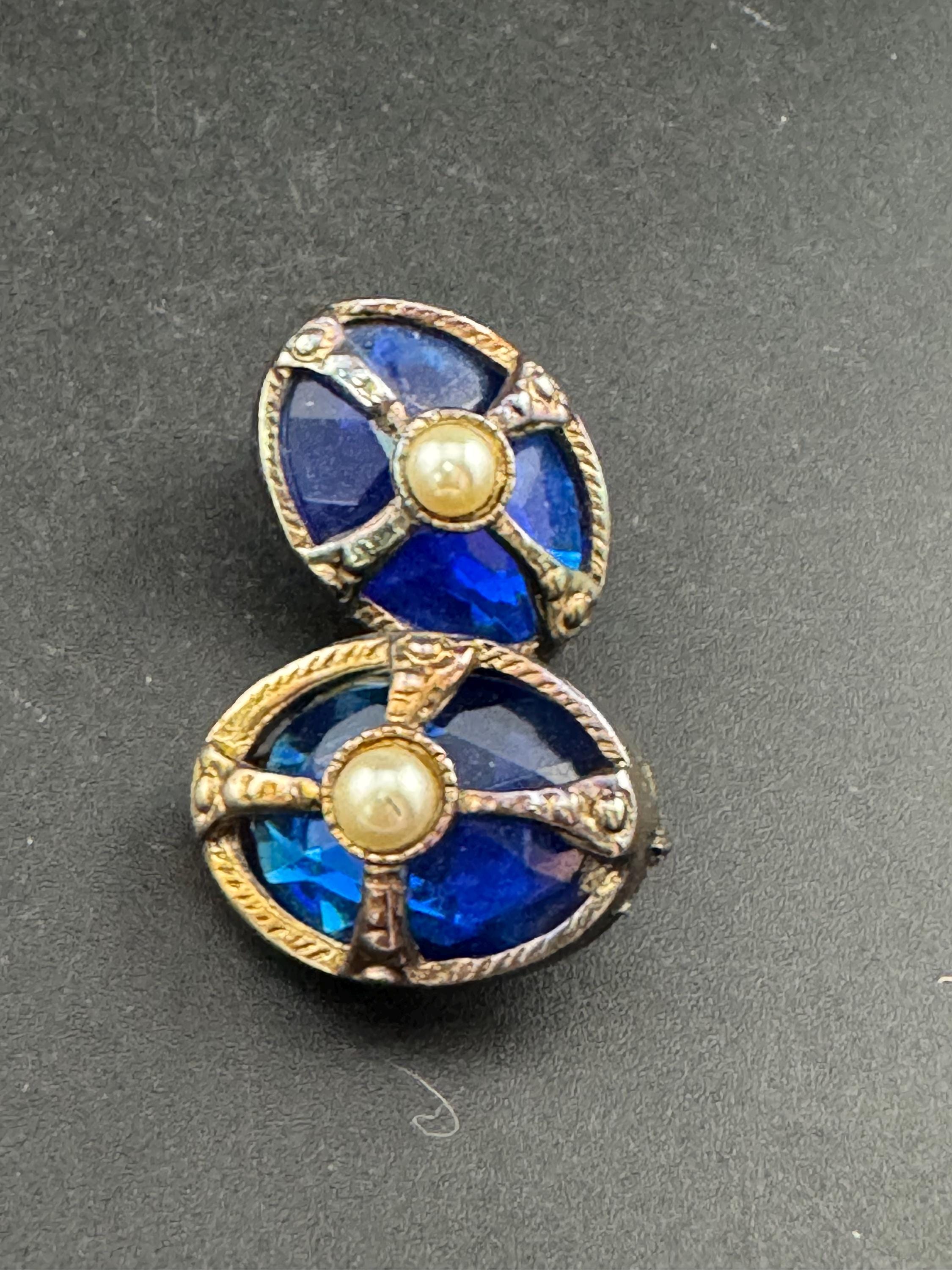 Vintage fabulous 3cm oval 1980s gold tone Blue enamel & faux Pearl pair of medieval style stud earrings for pierced ears