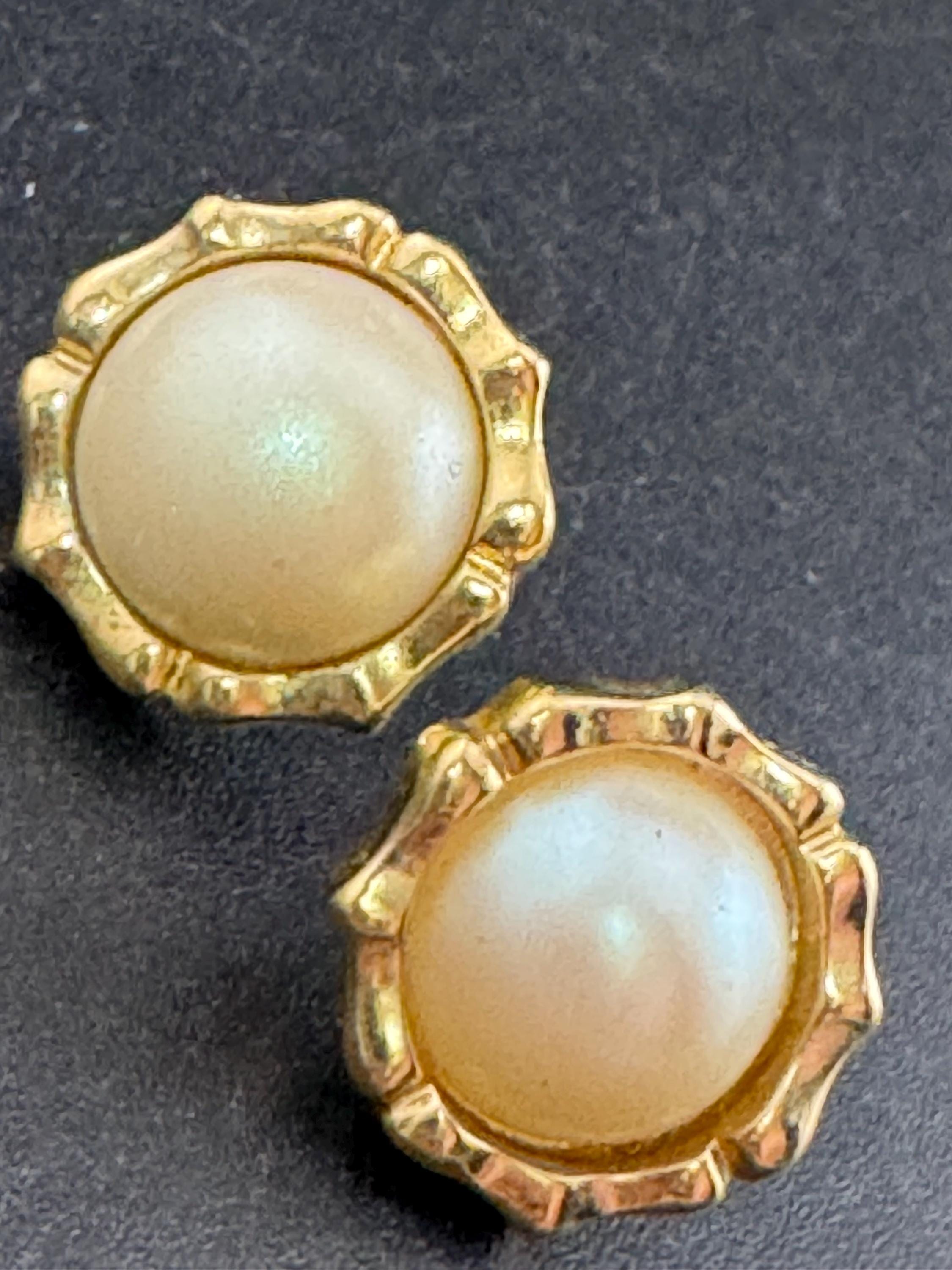 Signed BG bergdorf Goodman Vintage gold tone surround with modernist white faux pearl cabochon 1.5cm stud earrings for pierced ears