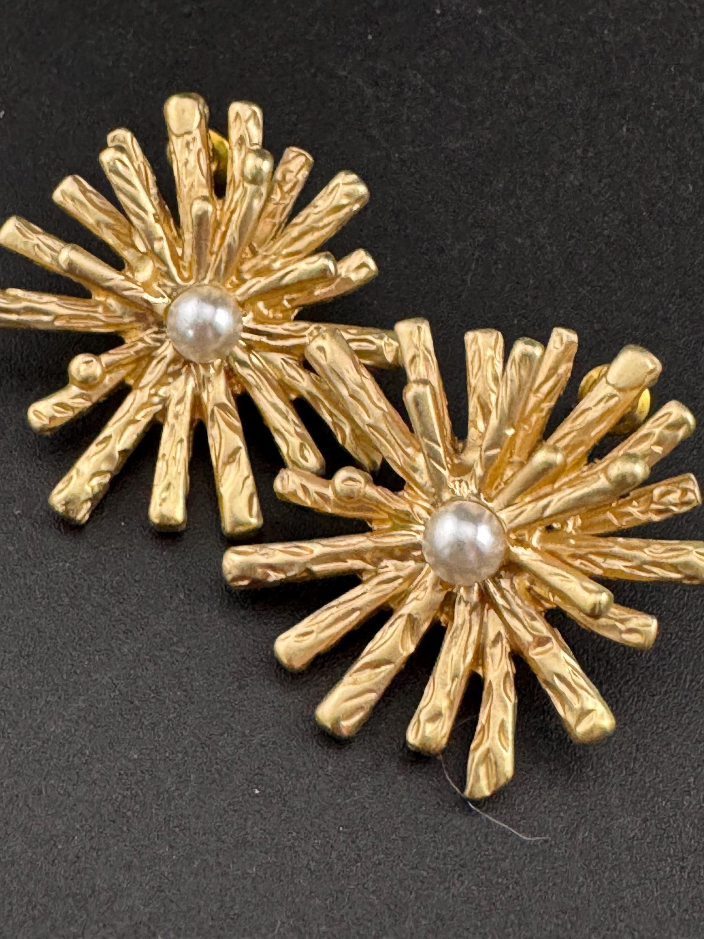 Vintage gold tone brutalist starburst modernist white faux pearl cabochon 3cm stud earrings for pierced ears