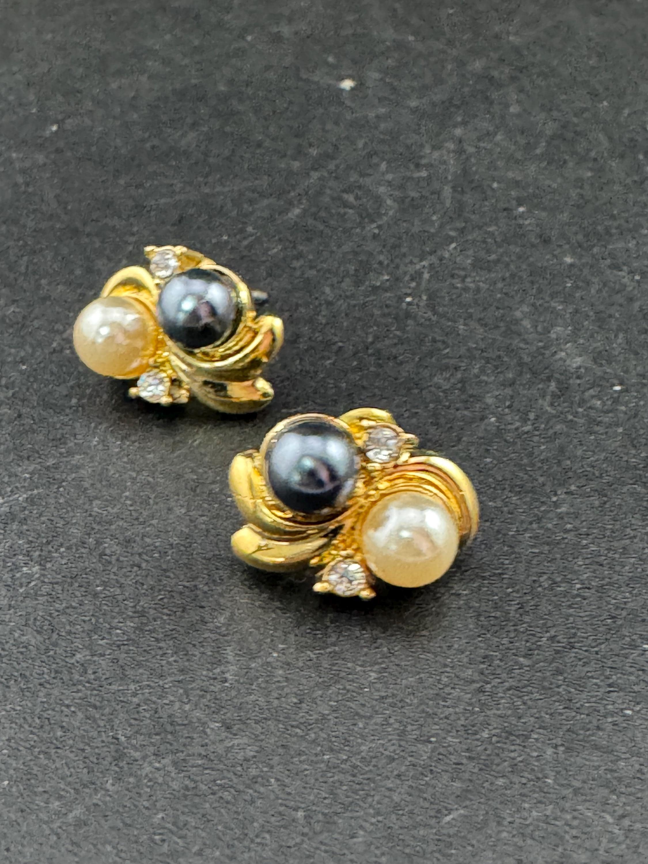 Vintage dainty gold tone grey and white faux pearl diamanté 1.75cm stud earrings for pierced ears