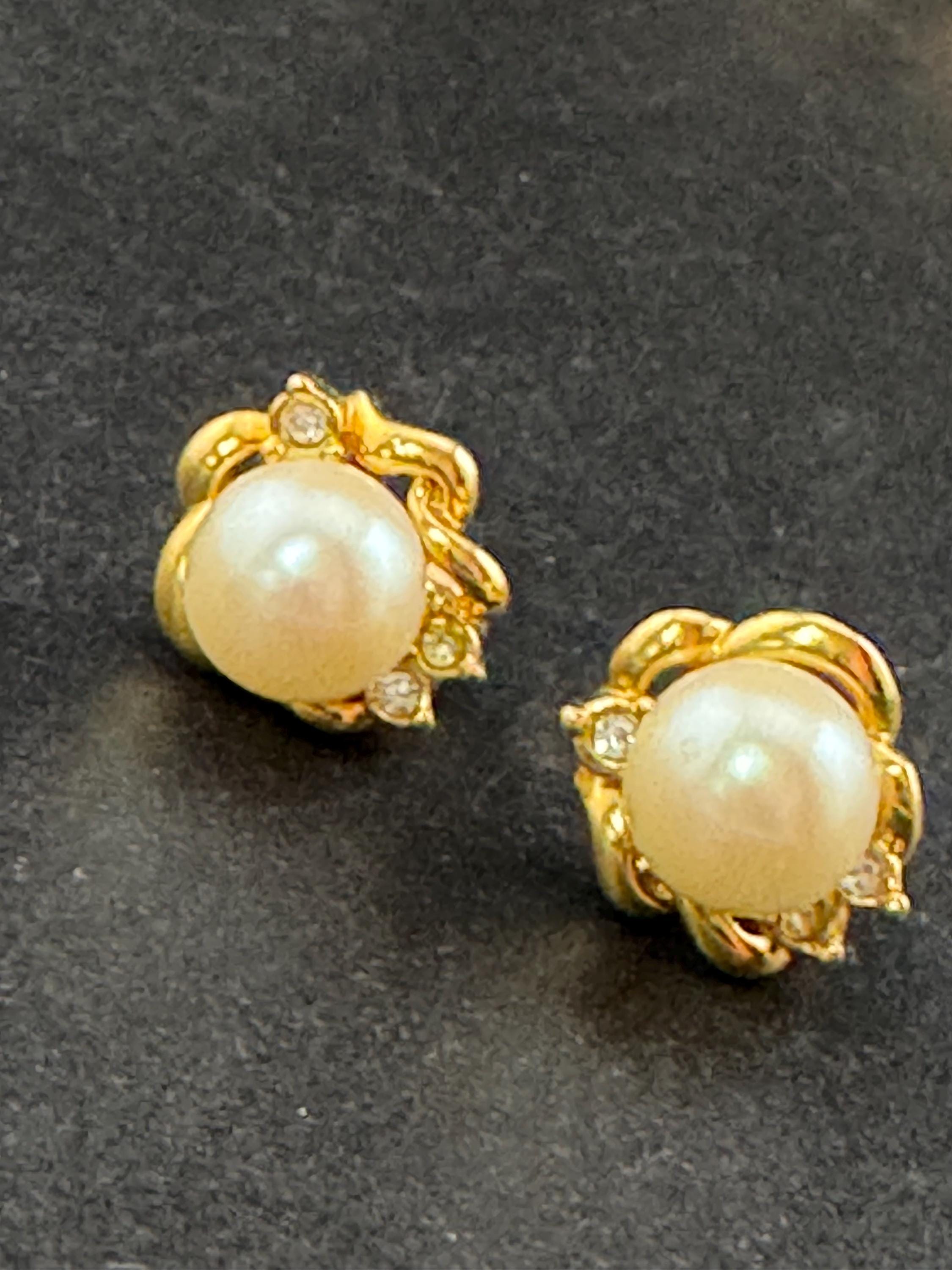 Vintage gold tone modernist white faux pearl cabochon and small diamanté crystal 14mm stud earrings for pierced ears
