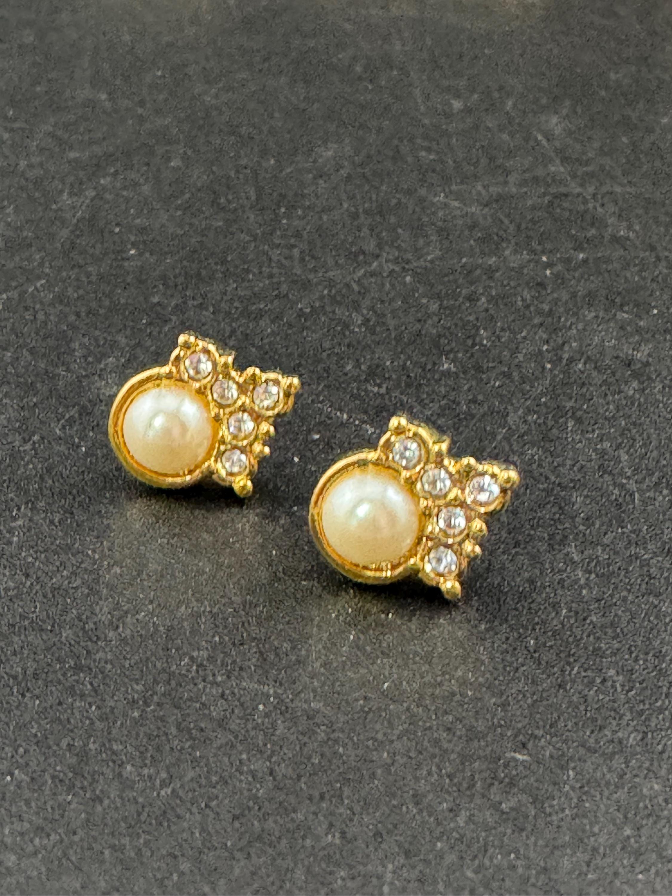 Vintage small dainty gold tone modernist white faux pearl cabochon and small diamanté crystal 1cm stud earrings for pierced ears