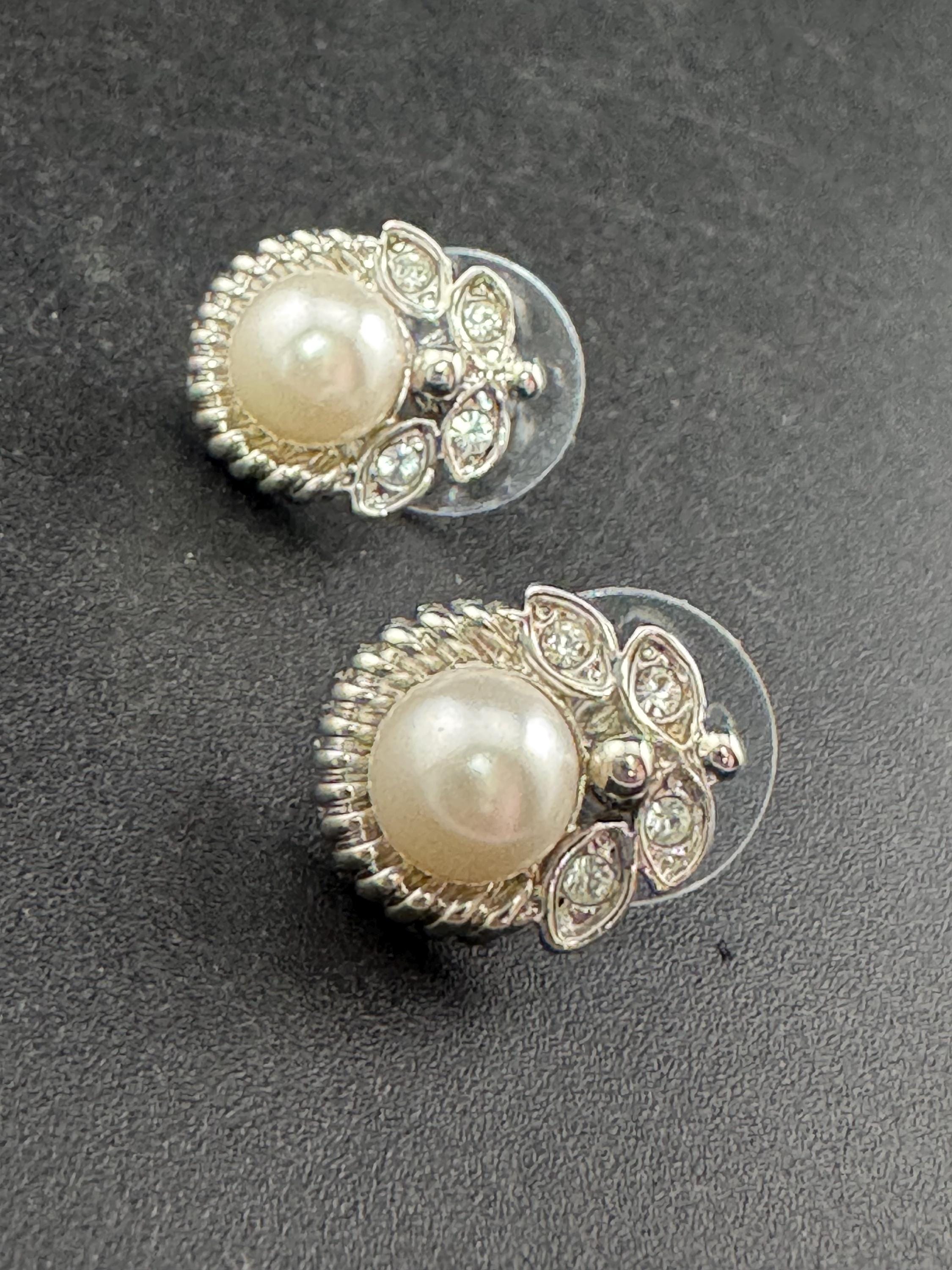 Vintage pretty silver tone faux pearl and diamanté small floral stud earrings