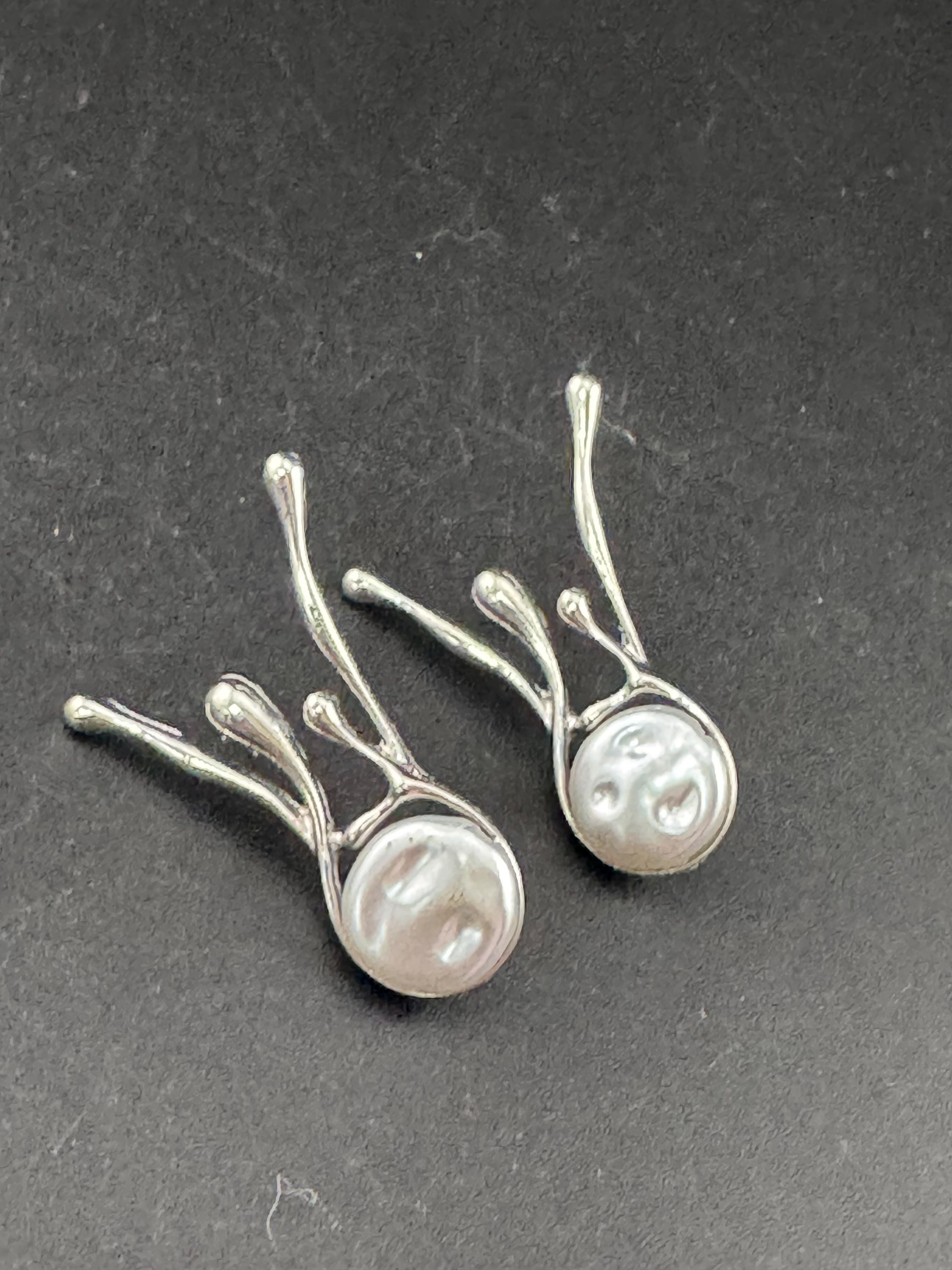 Retro Silver tone modernist fluid abstract faux pearl dangly drop earrings pierced ears