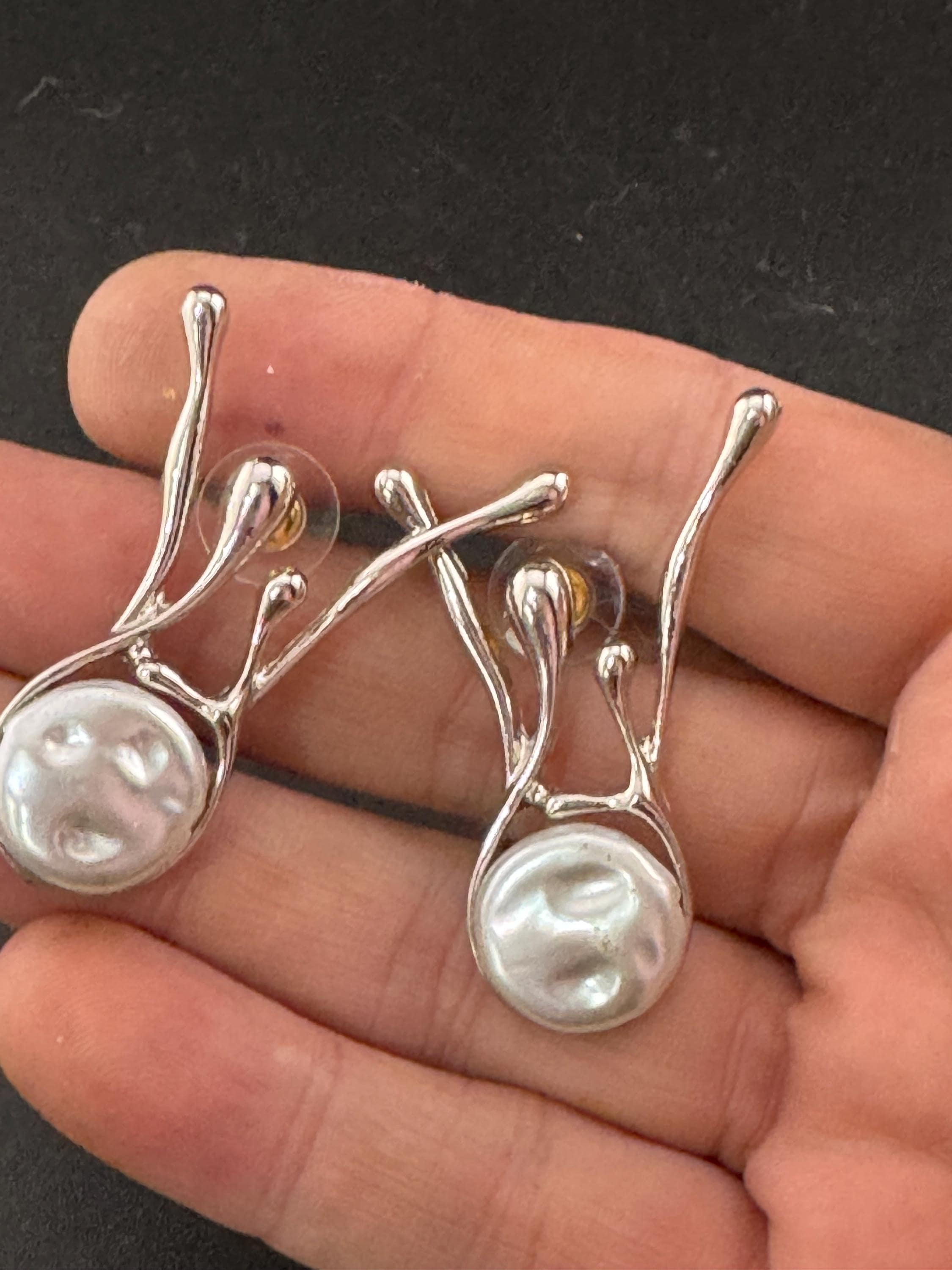 Retro Silver tone modernist fluid abstract faux pearl dangly drop earrings pierced ears