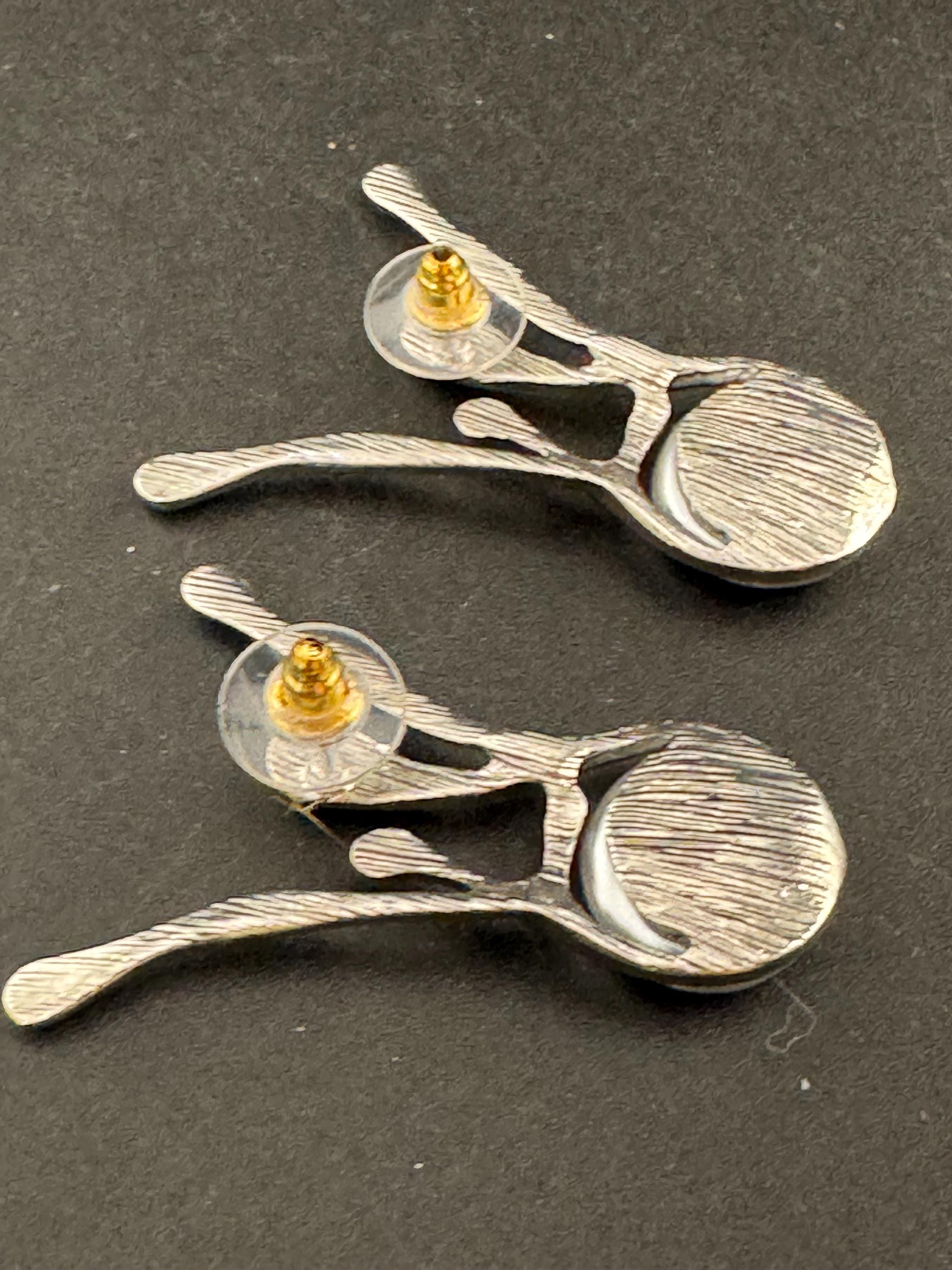 Retro Silver tone modernist fluid abstract faux pearl dangly drop earrings pierced ears