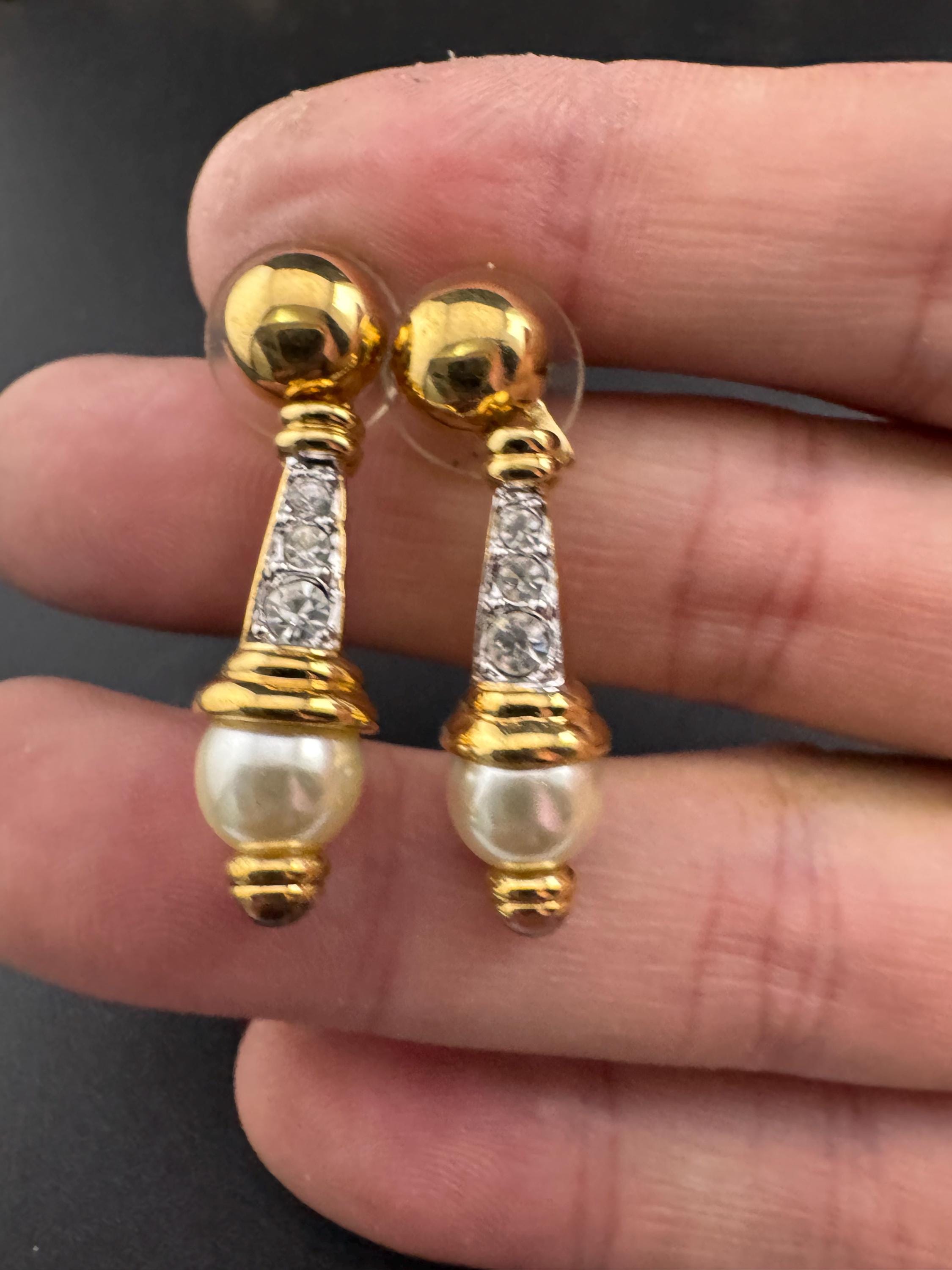 Vintage 3cm gold tone white pearl teardrop clear diamanté crystal dangly drop earrings for pierced ears