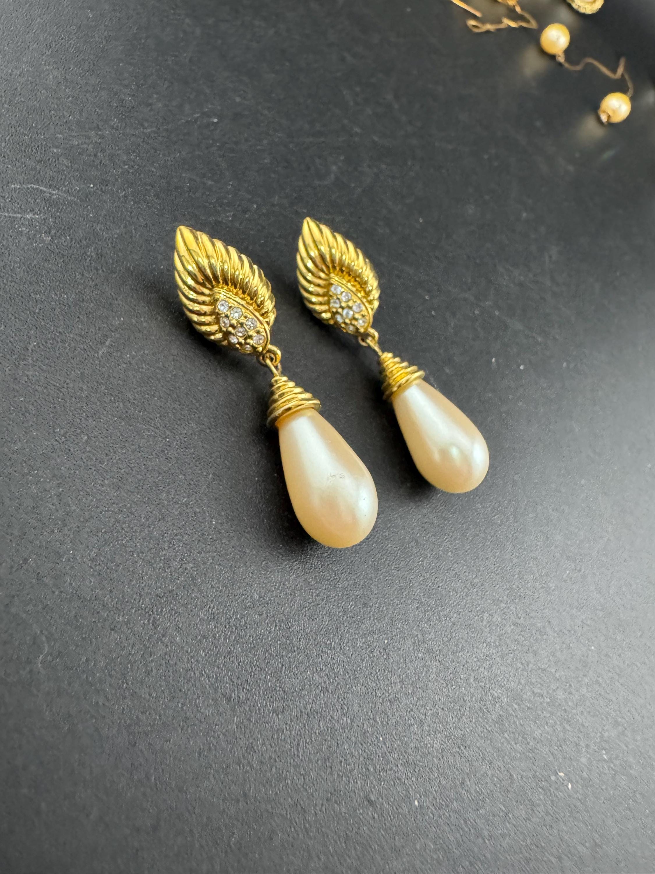 Vintage Gold Tone Pearl Teardrop Dangle Earrings: Diamanté Crystal