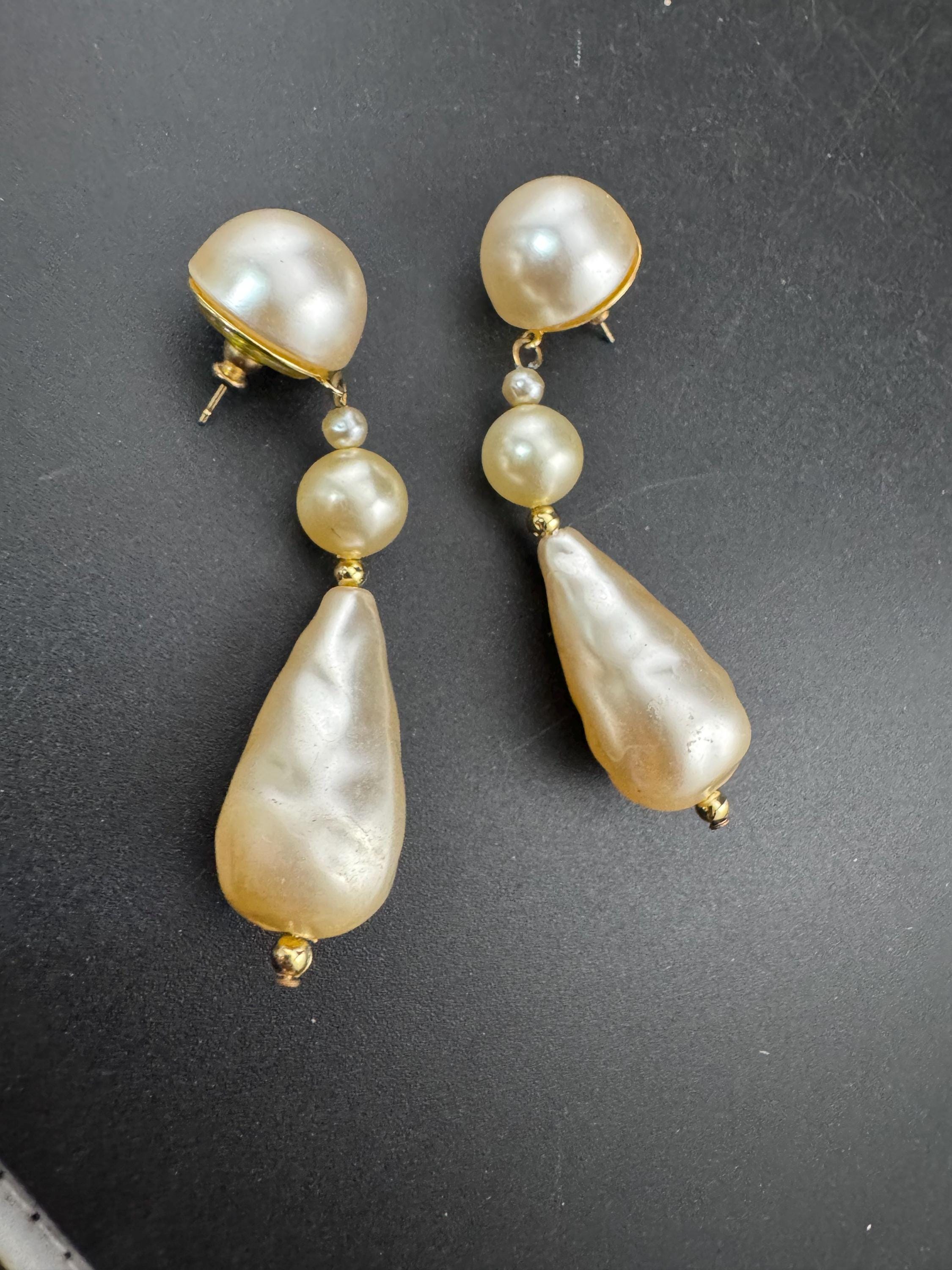 Vintage 6cm long gold tone beaded white pearl teardrop dangly drop earrings for pierced ears