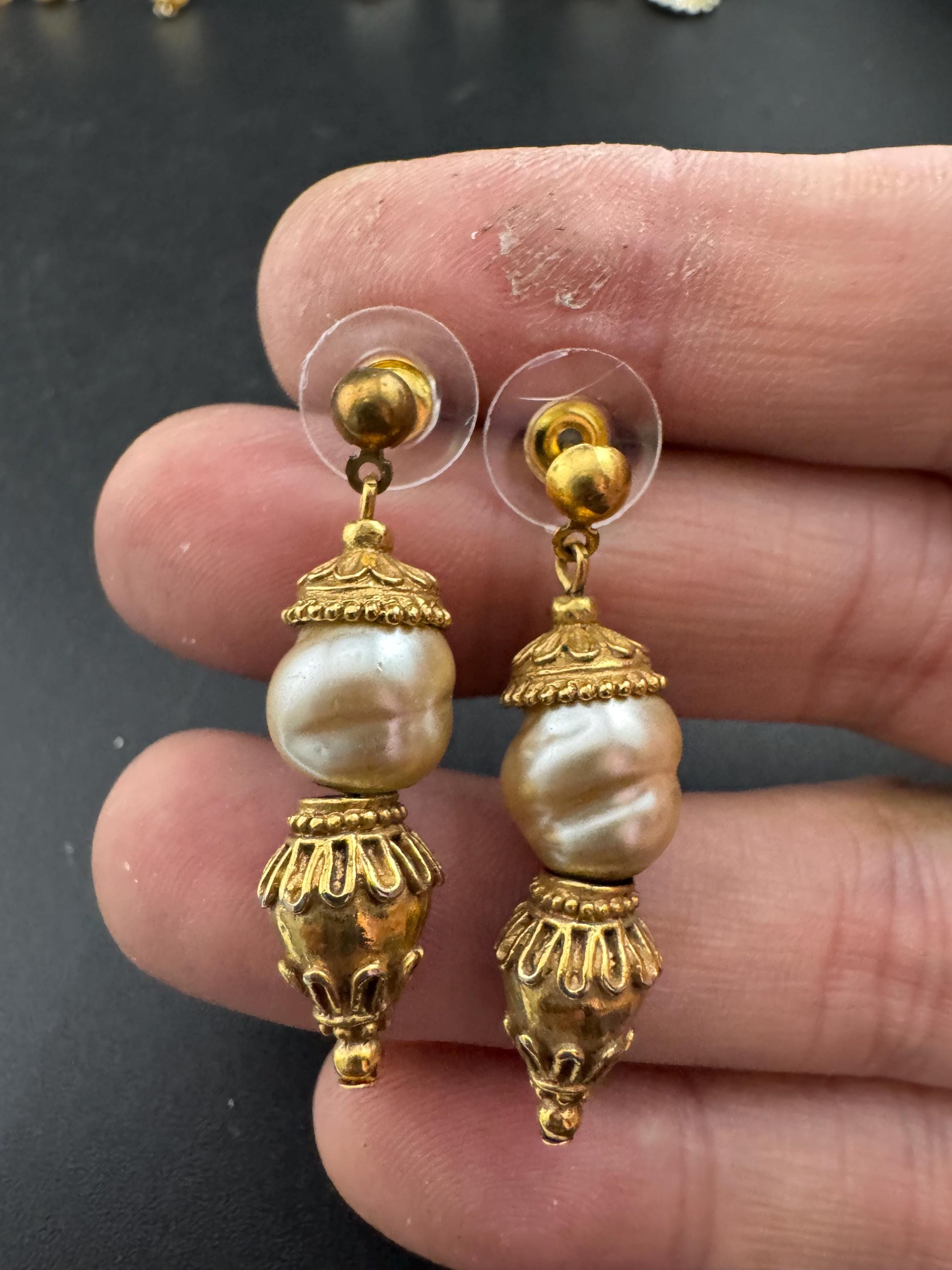 Vintage 4cm long gold tone beaded white pearl dangly drop earrings for pierced ears