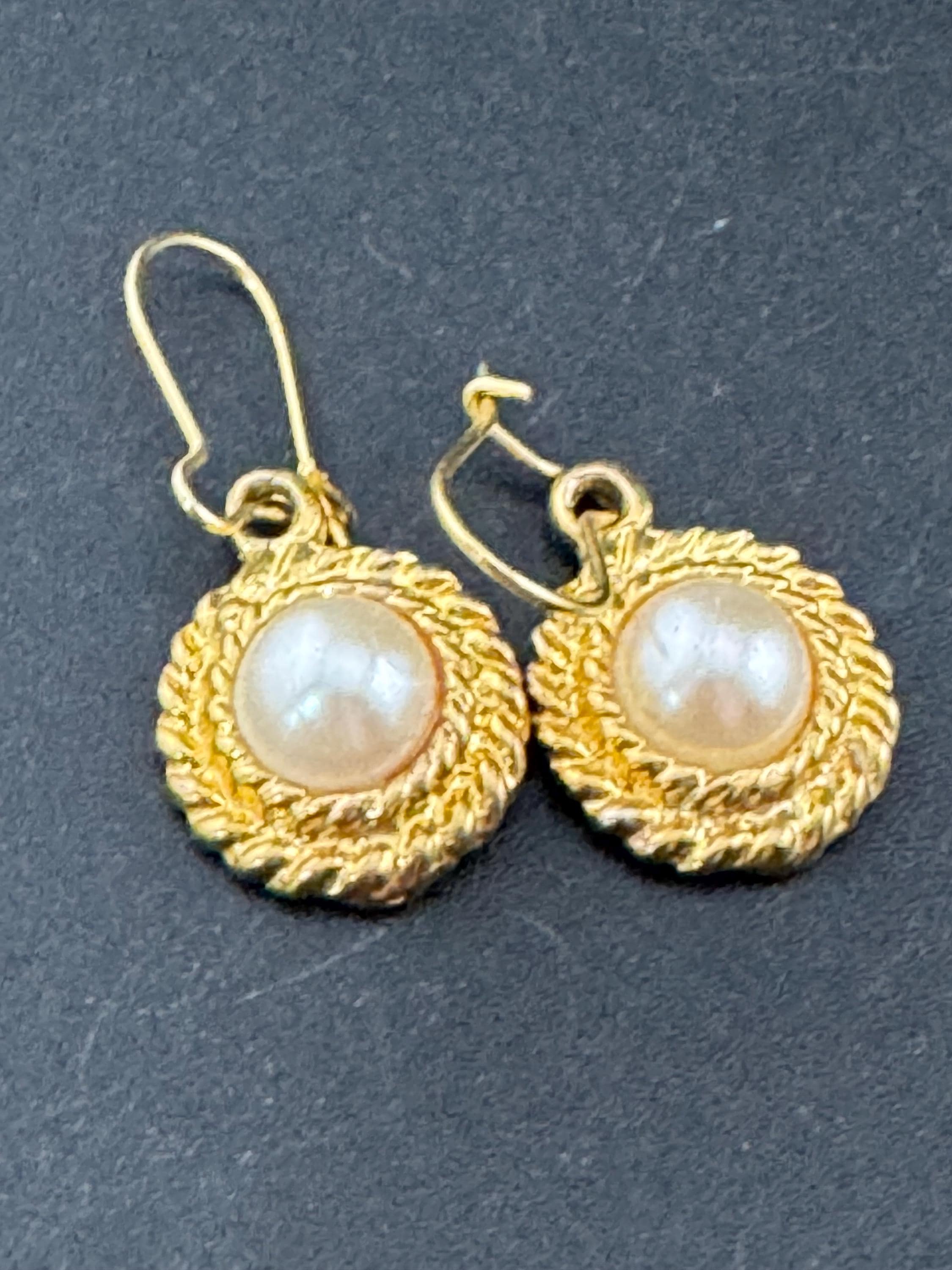 Vintage dainty gold tone rope edge white pearl cabochon 80s dangly drop earrings for pierced ears