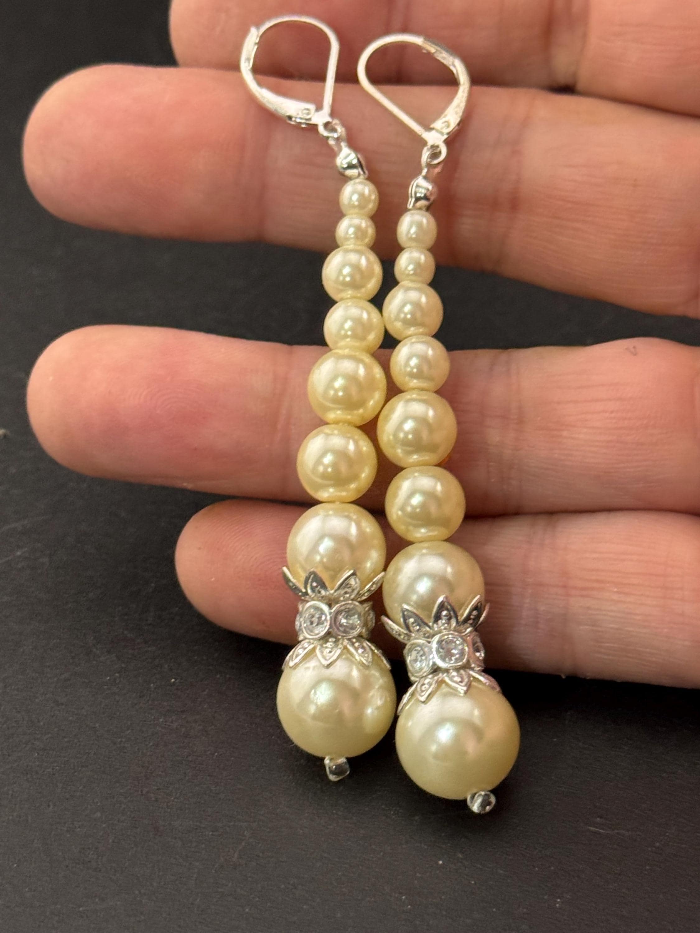 Retro Silver tone long plastic beaded faux pearl dangly drop earrings pierced ears with clear diamanté