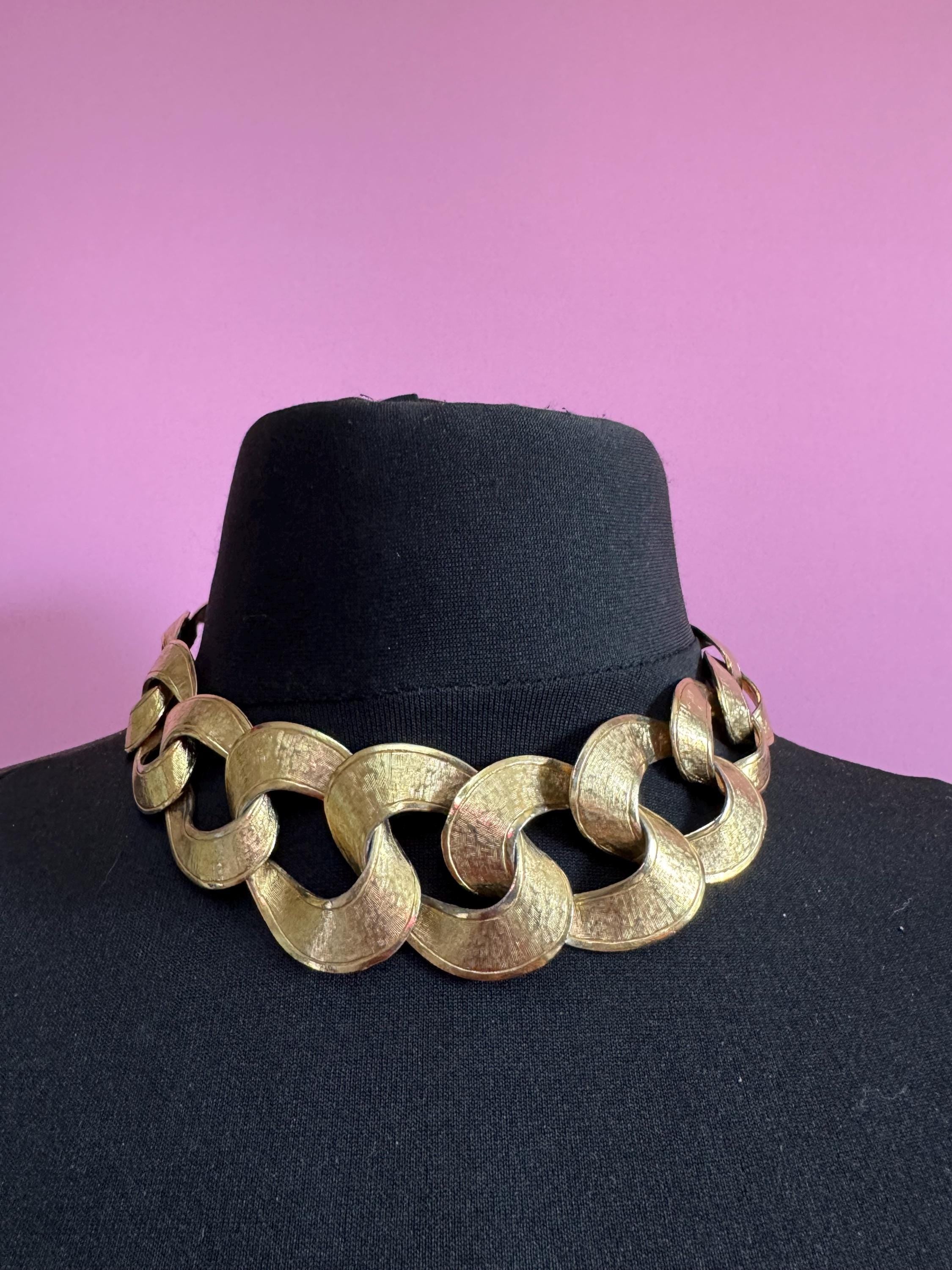 Retro 1980s wide link chunky gold tone weighty curb link choker necklace