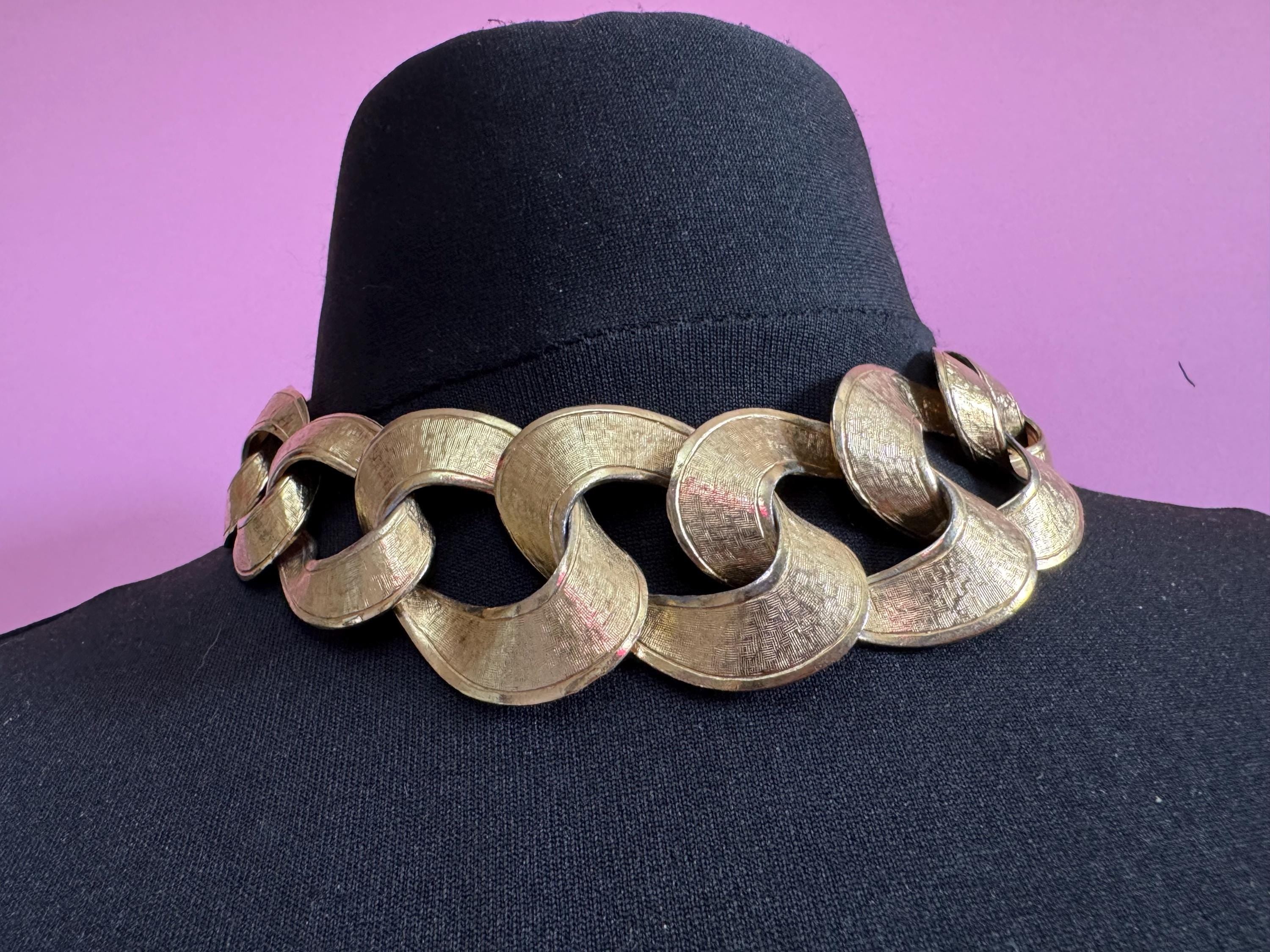 Retro 1980s wide link chunky gold tone weighty curb link choker necklace