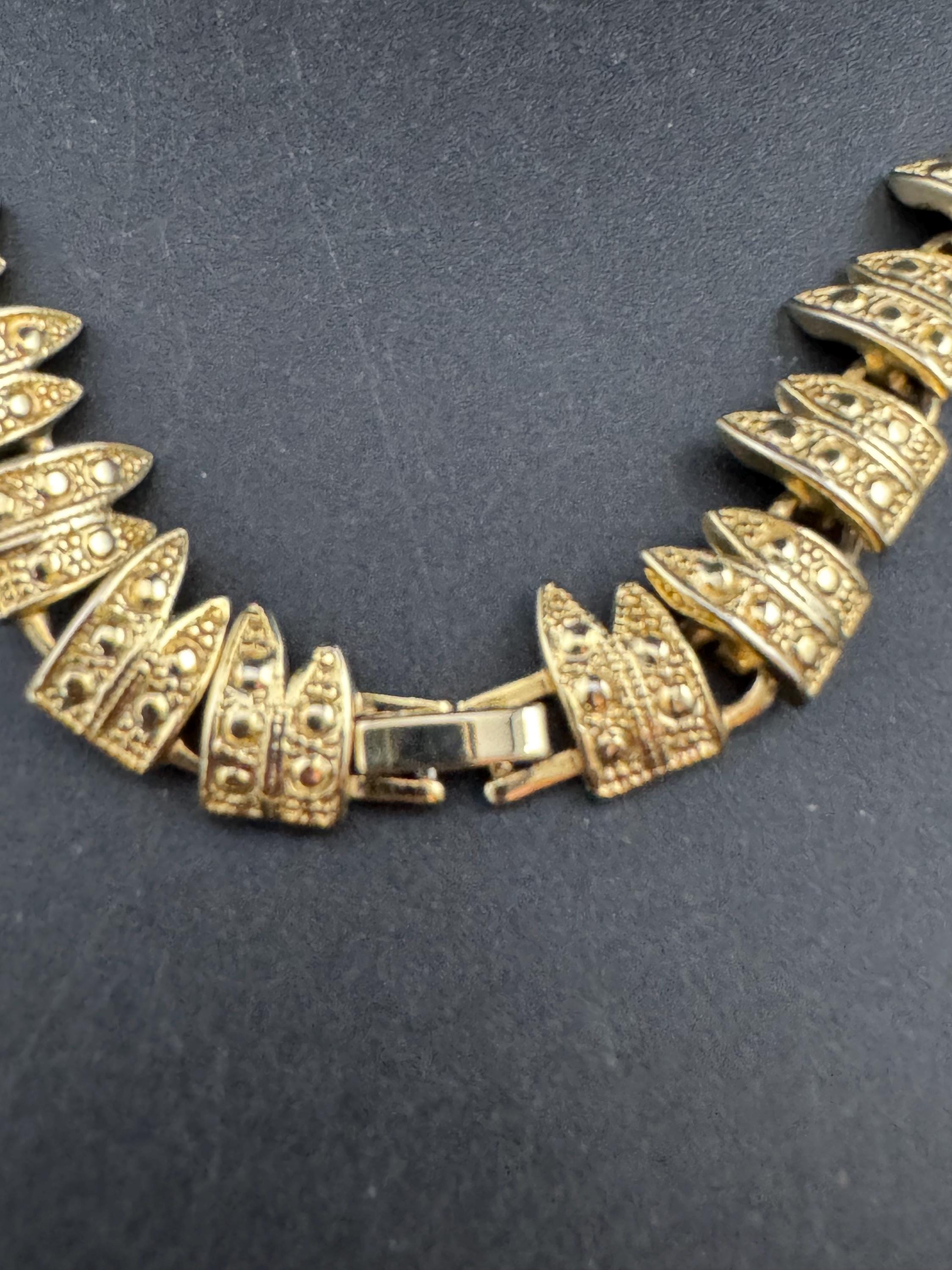 Vintage gold tone modernist textured panel link choker necklace, well made piece