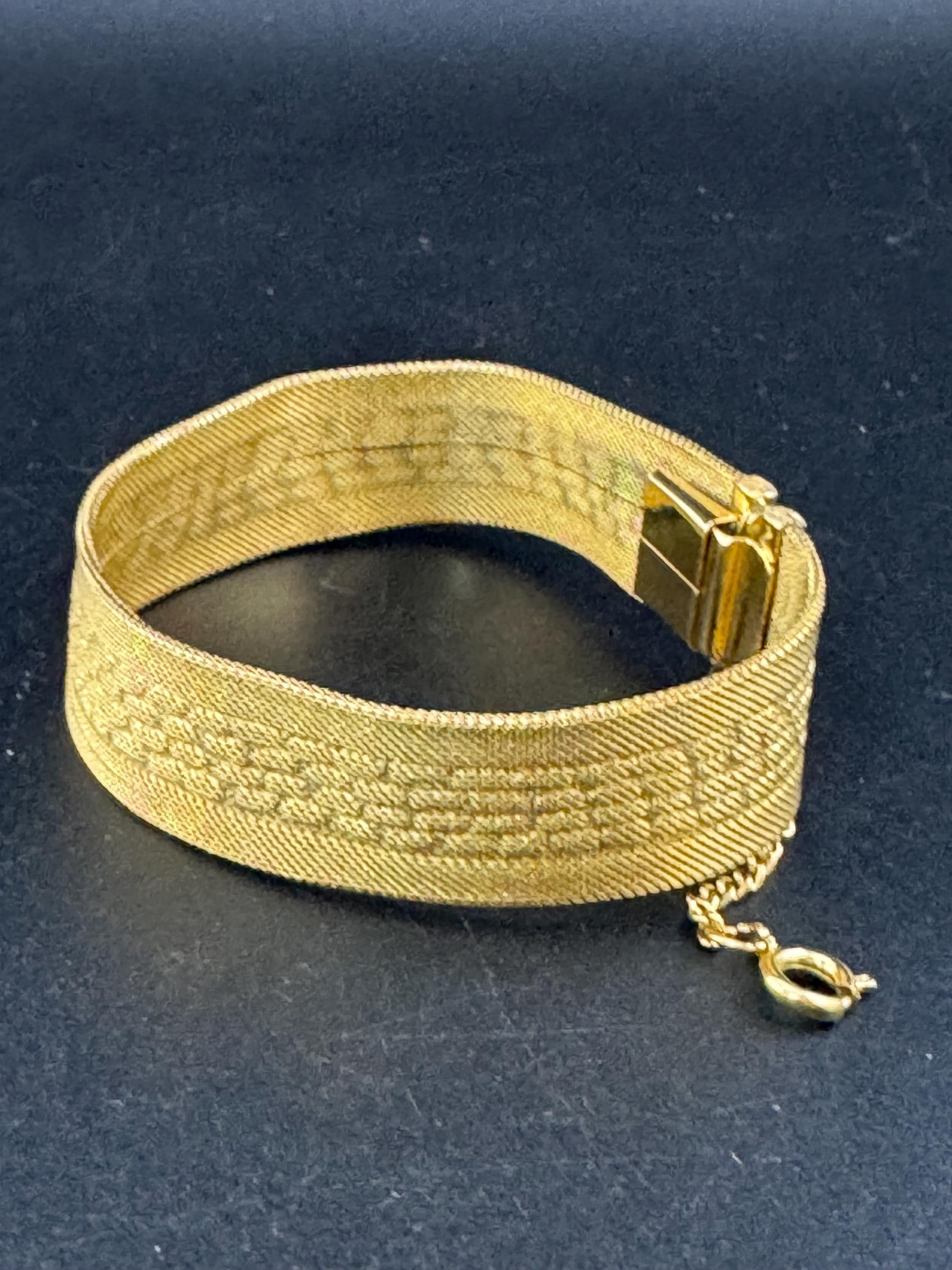 1970s geometric design bright gold plated articulated flat wide mesh bracelet with safety chain