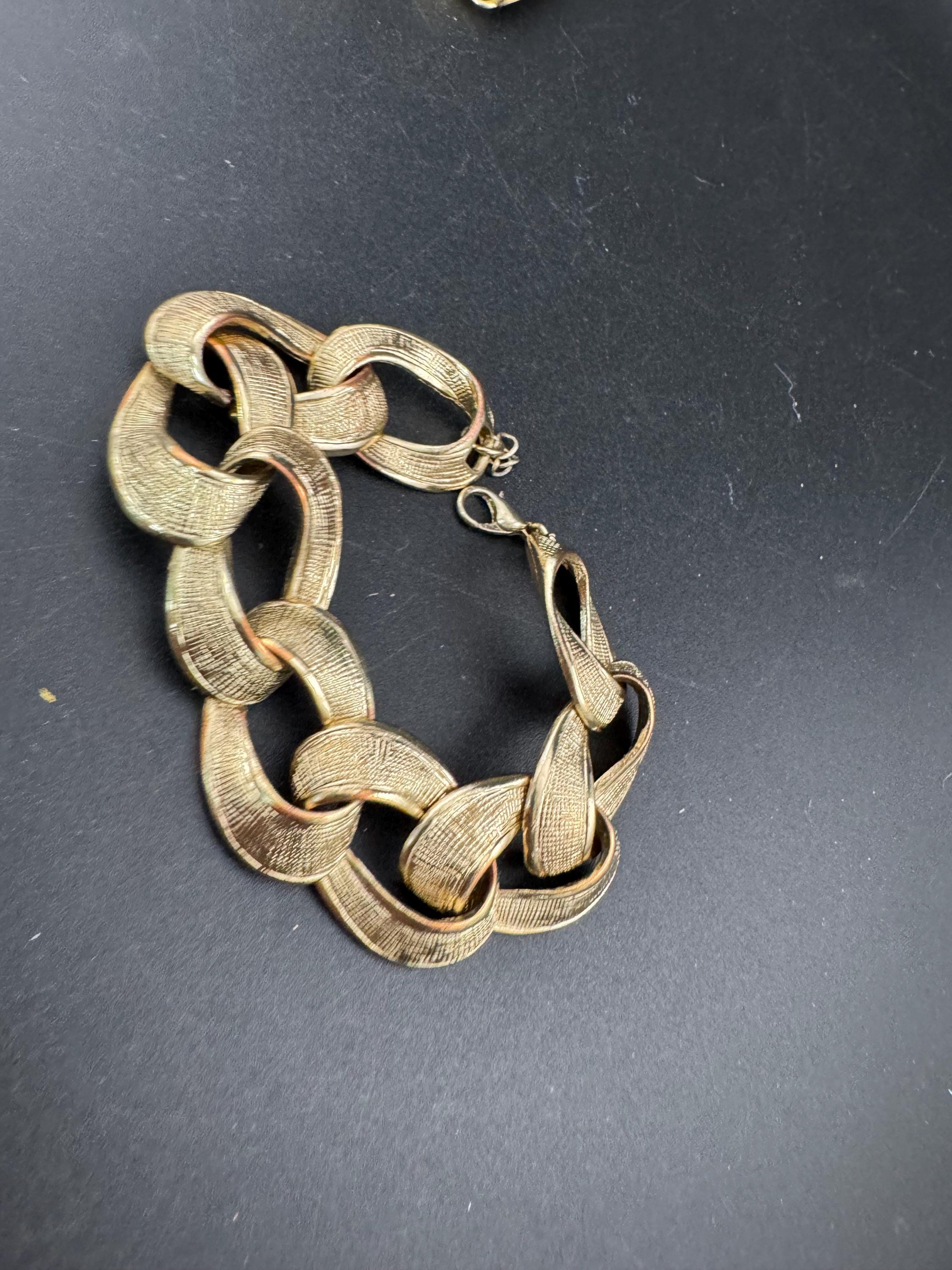 Retro gold tone weighty chunky curb link chain bracelet 19.5cm long x 2cm