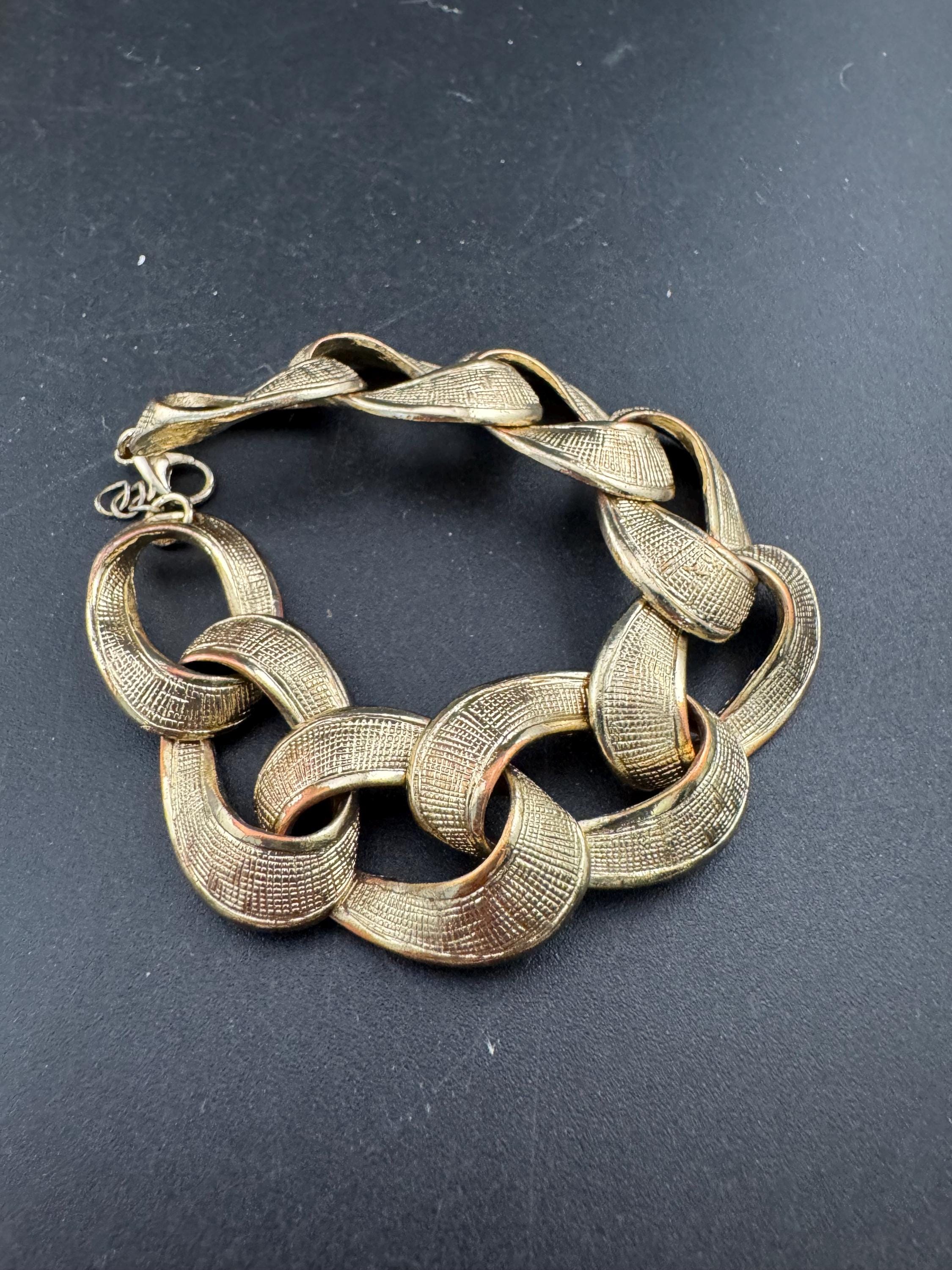 Retro gold tone weighty chunky curb link chain bracelet 19.5cm long x 2cm