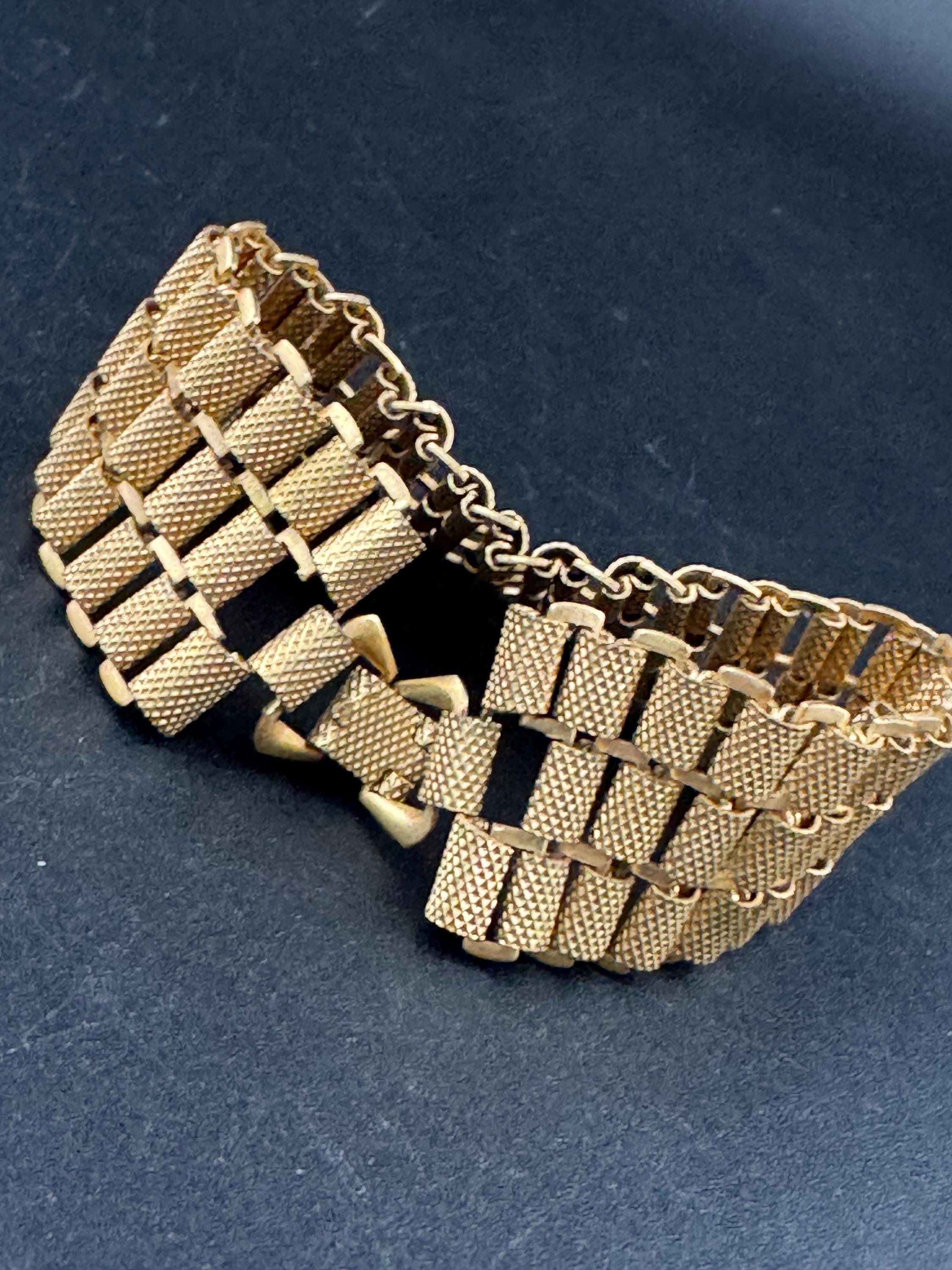 Petite size wrist Nice early mid century gold tone  panel link wide articulated bracelet 17.5cm x 2.5cm book chain design