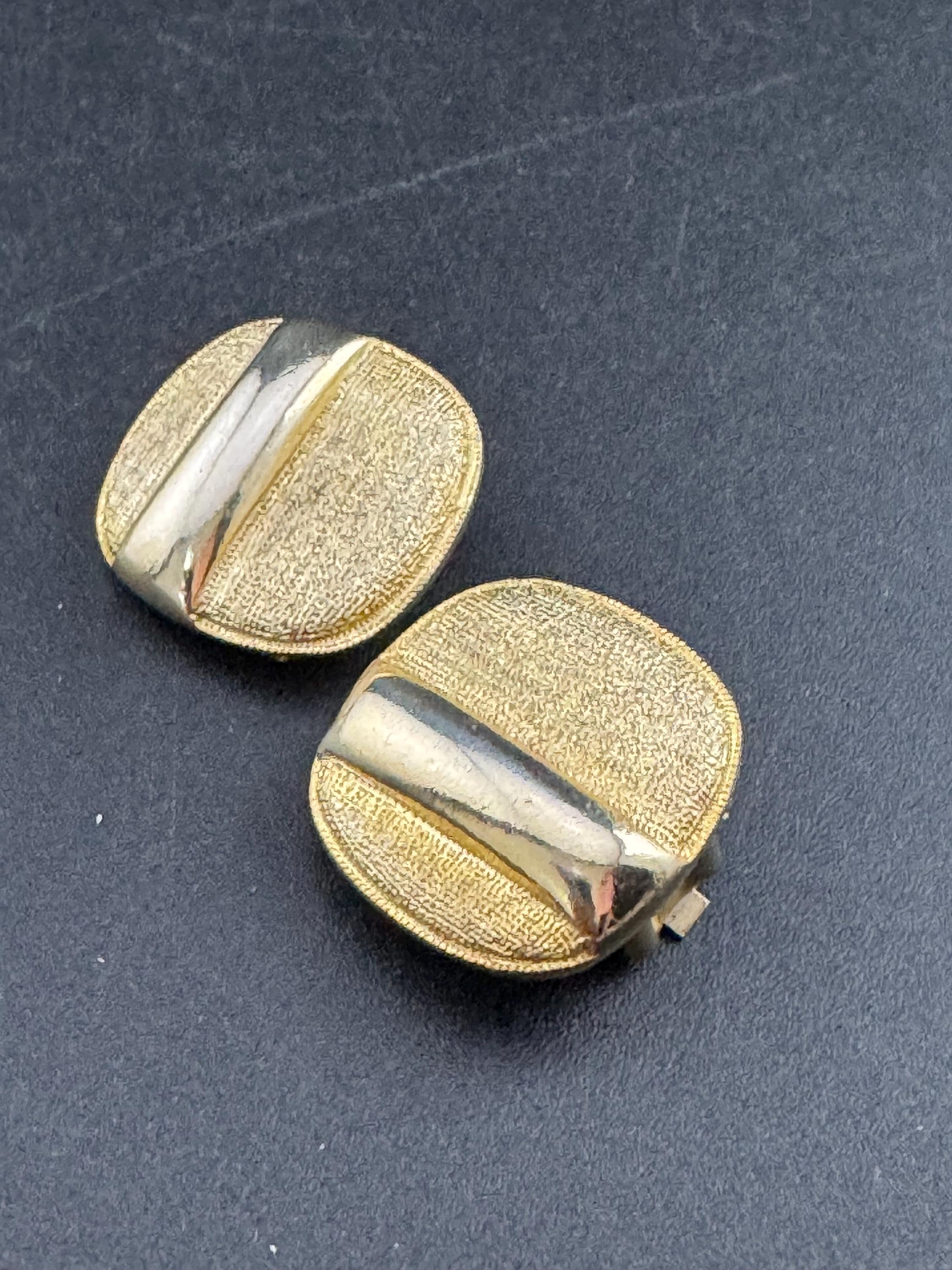 Vintage 1970s gold tone textured squares clip on stud Earrings