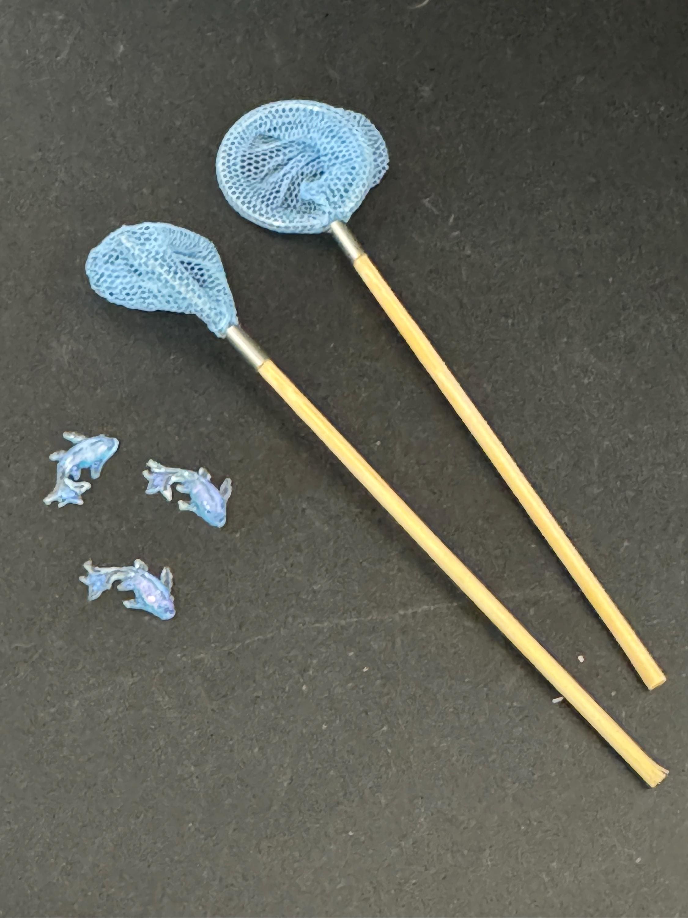 12cm Pair of miniature fishing nets and 3 fish, ideal seaside scenery, cake topper decoration nautical theme