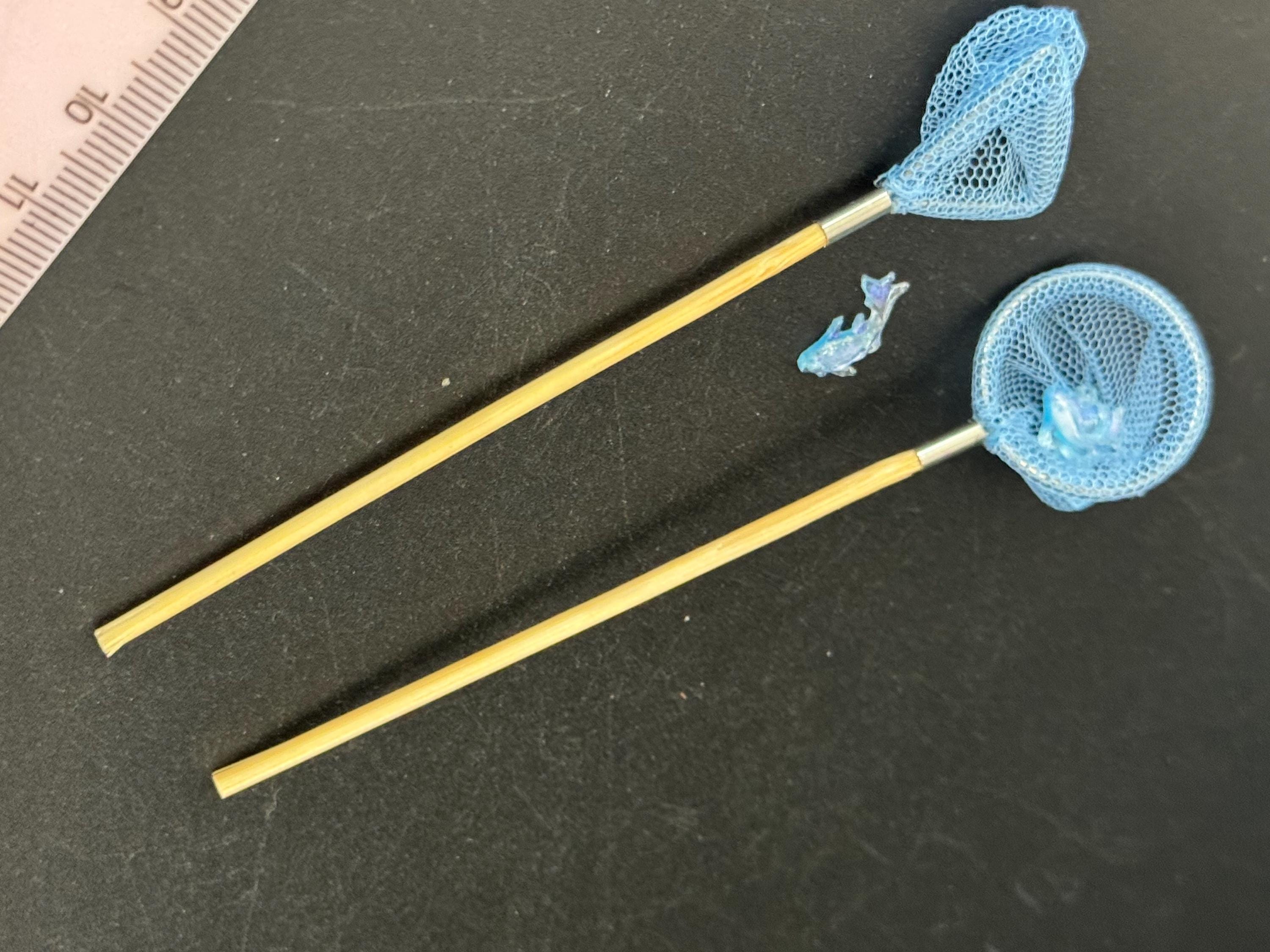 12cm Pair of miniature fishing nets and 3 fish, ideal seaside scenery, cake topper decoration nautical theme