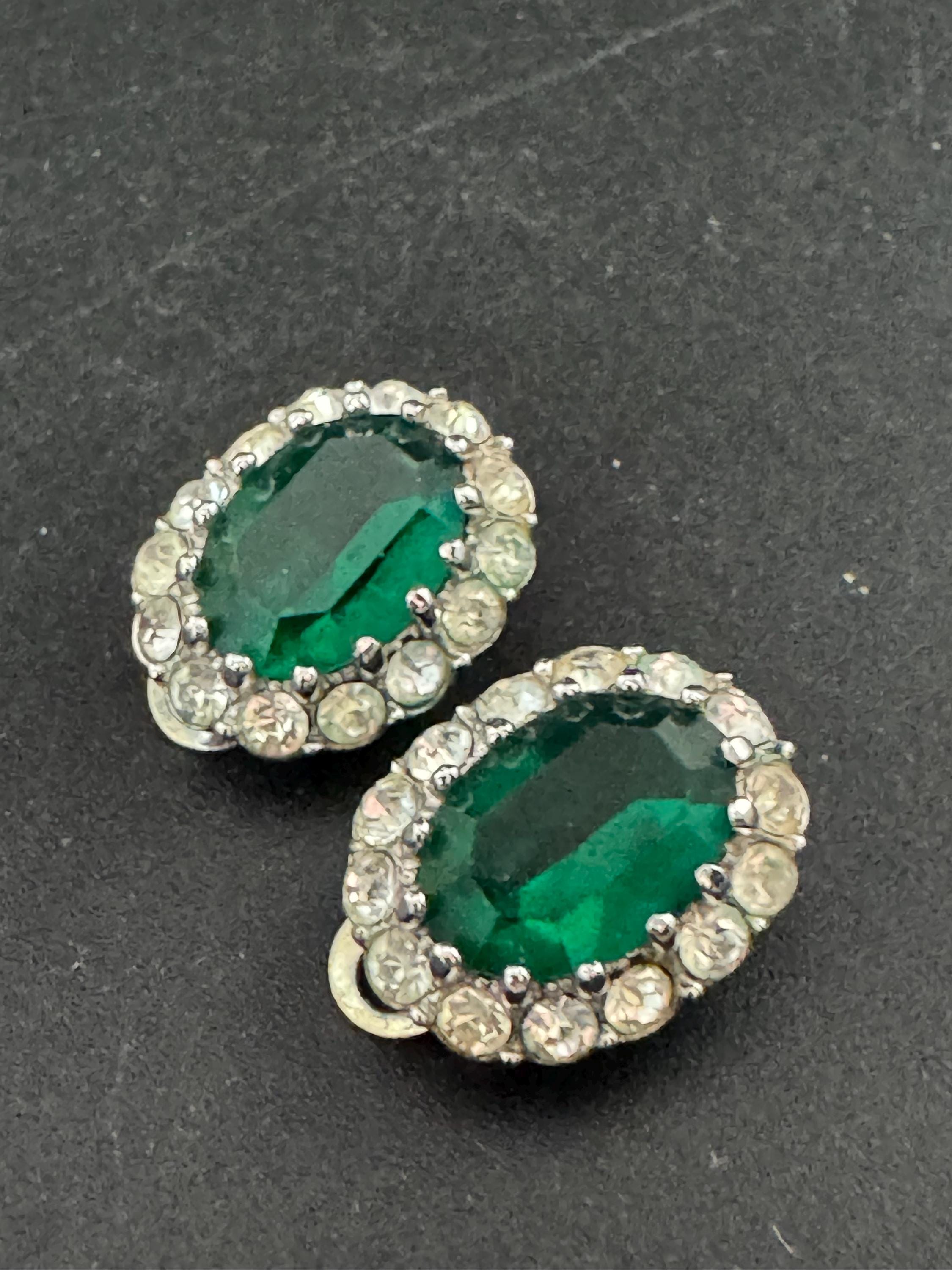 Vintage 2cm dainty silver tone emerald green oval diamanté clip on earrings